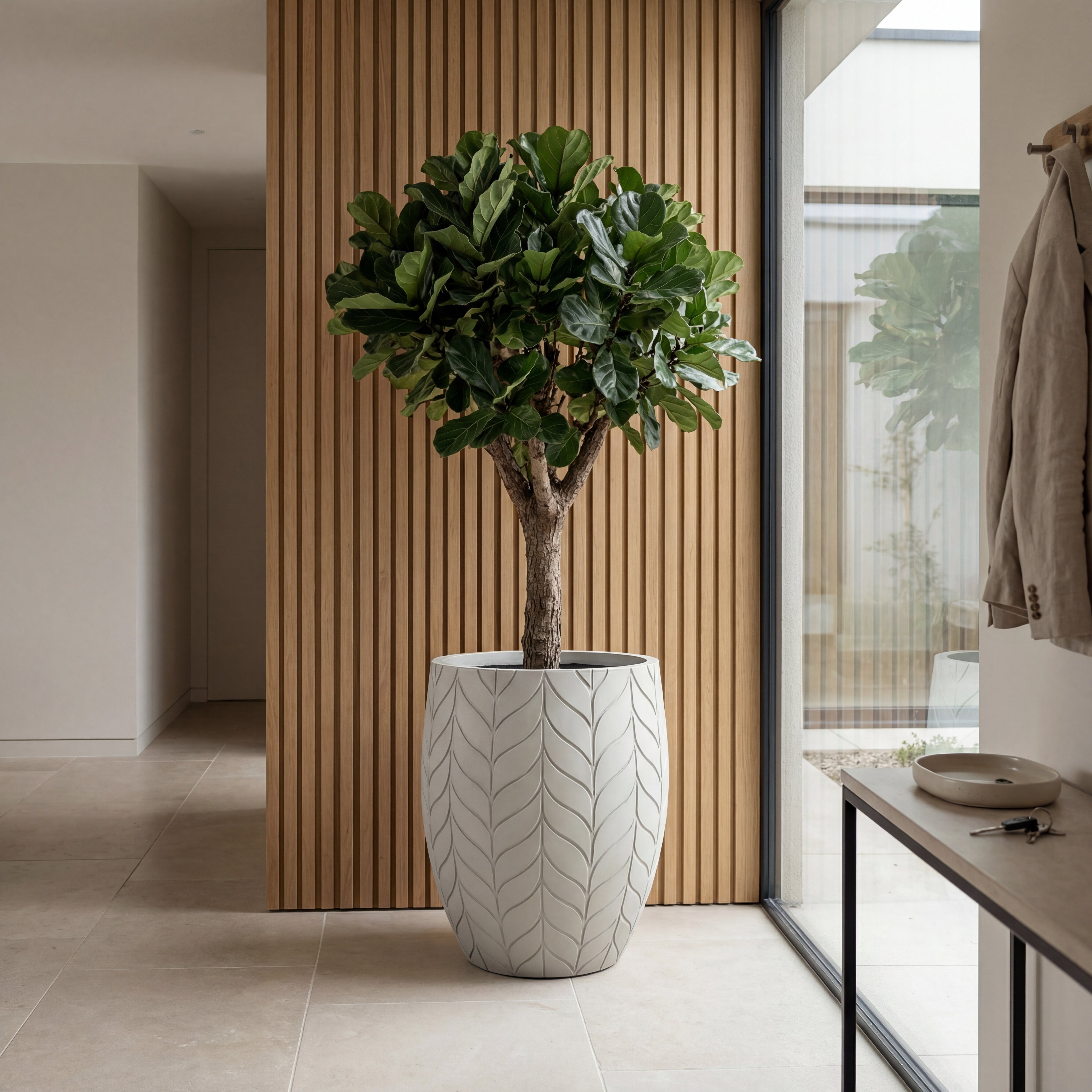 Stylový betonový květináč ESSENCE v interiéru