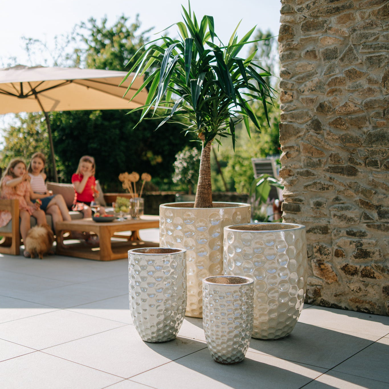 Provencelia Pflanzkübel MEROVEE Perlmutt – glasierte Terrakotta, Anduze-Stil