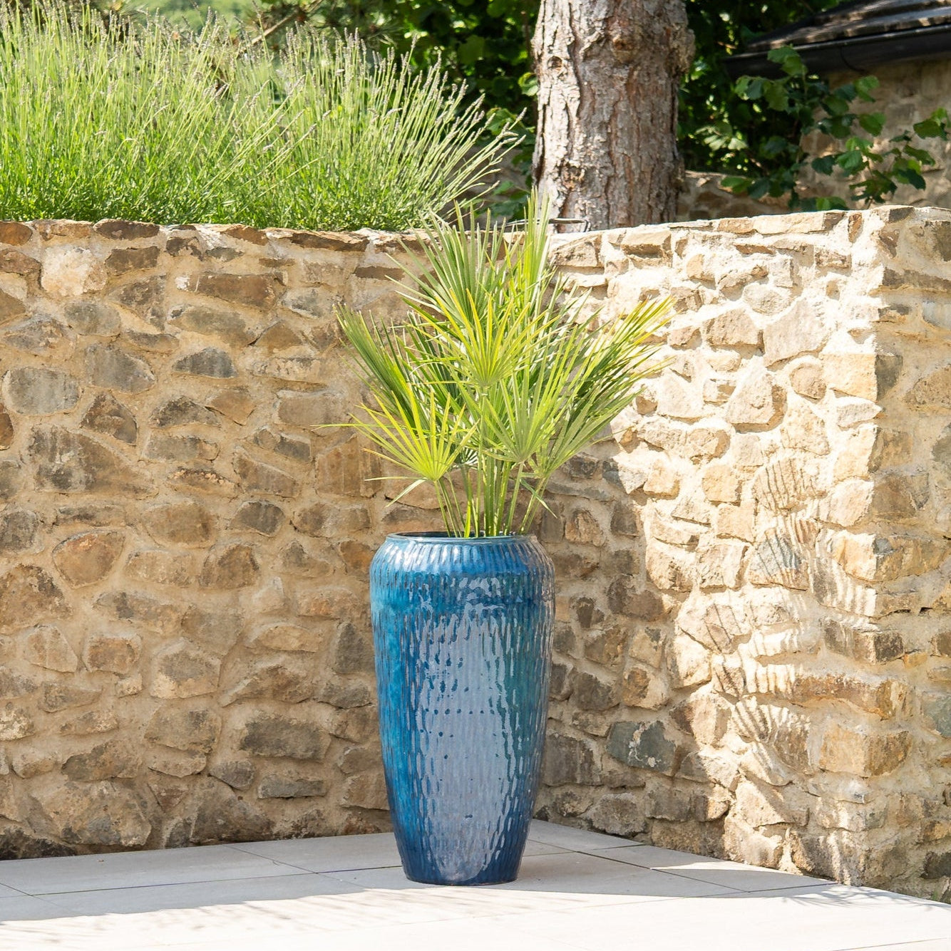 Provencelia Pflanzkübel POMPADOUR Azurblau – glasierte Keramik, Anduze-Stil