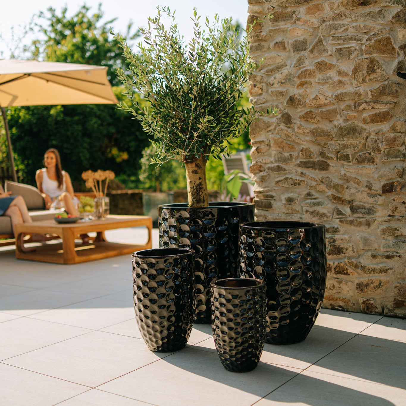 Provencelia Pflanzkübel MEROVEE Schwarz – glasierte Terrakotta, Anduze-Stil