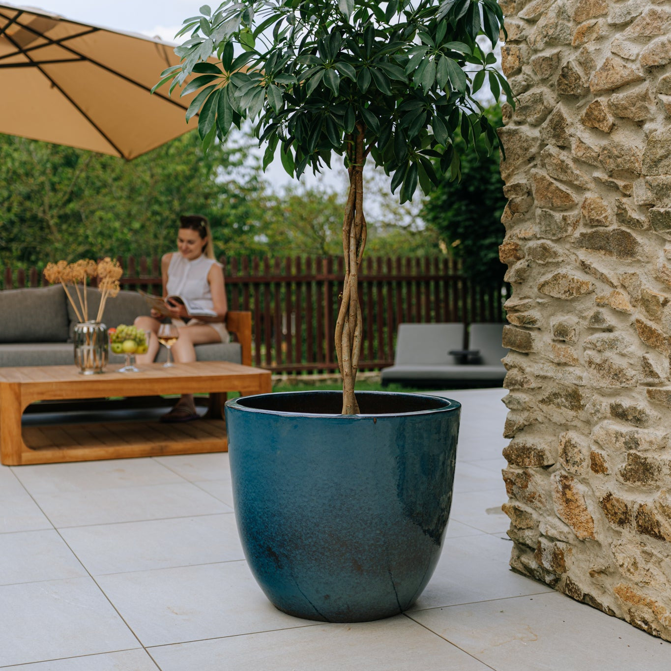 Provencelia Pflanzkübel LANCELOT Stahlblau – glasierte Terrakotta, Anduze-Stil