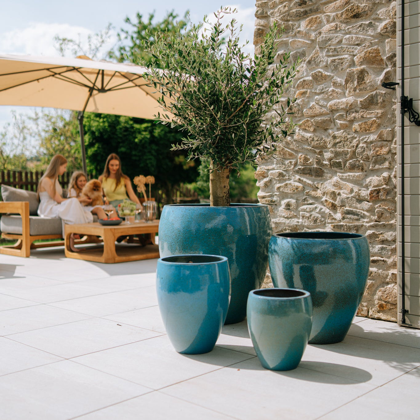 Provencelia Pflanzkübel LAFONTAINE Stahlblau – glasierte Terrakotta, Anduze-Stil