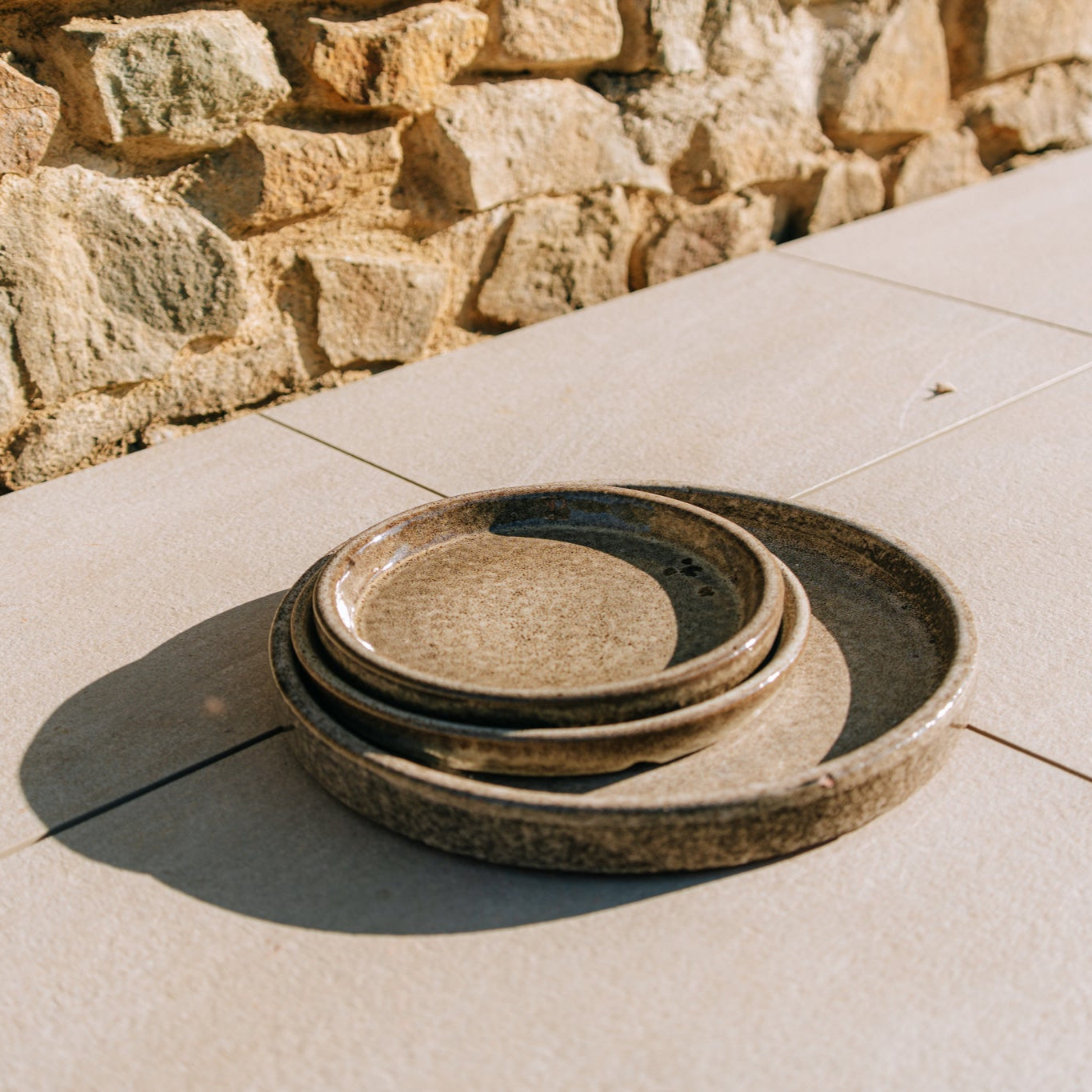 Podmiska pod květináč - Tygrovaná bílá