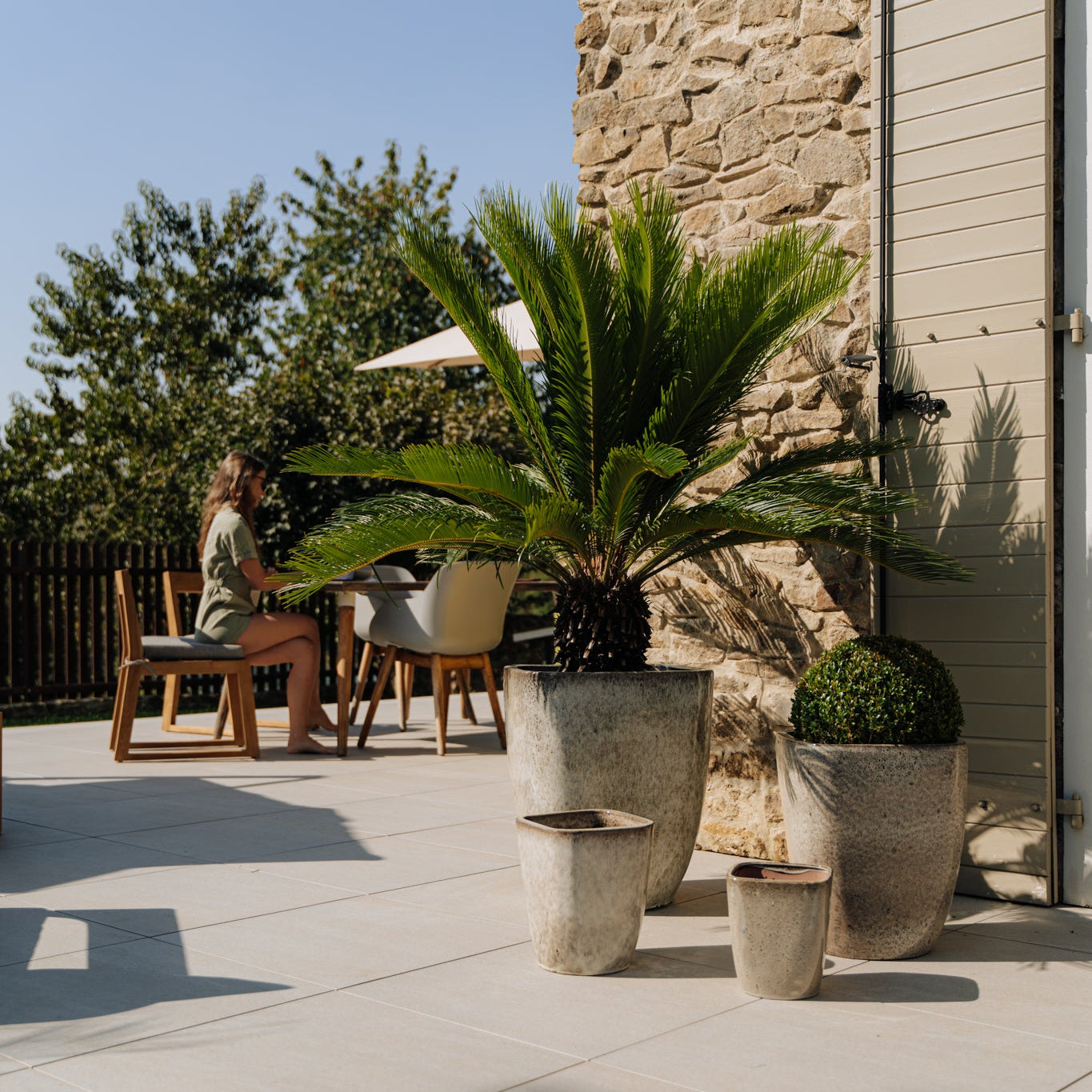 Provencelia Pflanzkübel VAUBAN Tiger-Weiß – glasierte Terrakotta, Anduze-Stil