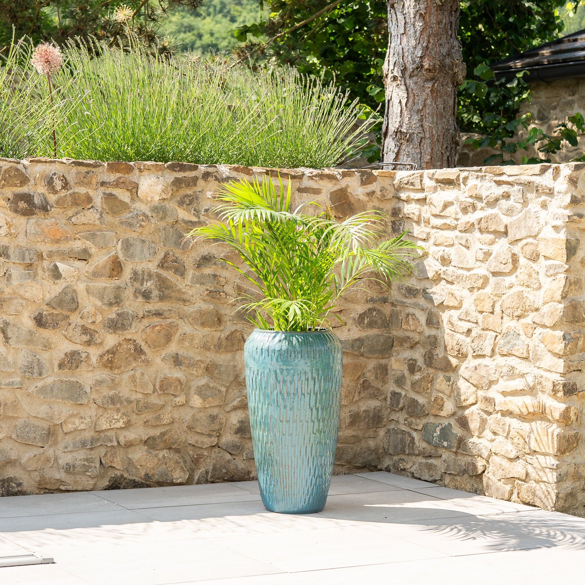Provencelia Pflanzkübel POMPADOUR Stahlblau – glasierte Terrakotta, Anduze-Stil
