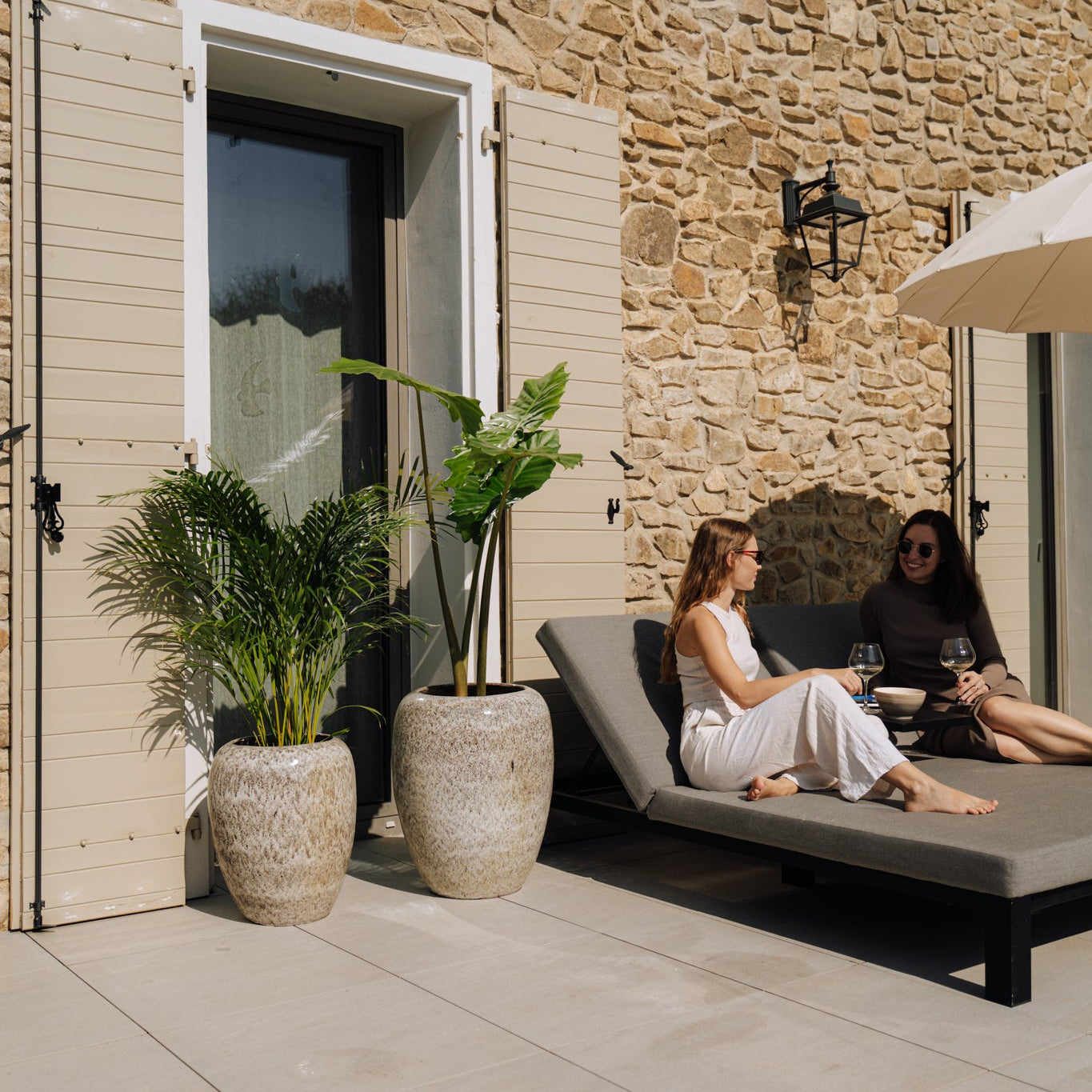 Provencelia Pflanzkübel GALILEE Tiger-Weiß – glasierte Terrakotta, Anduze-Stil