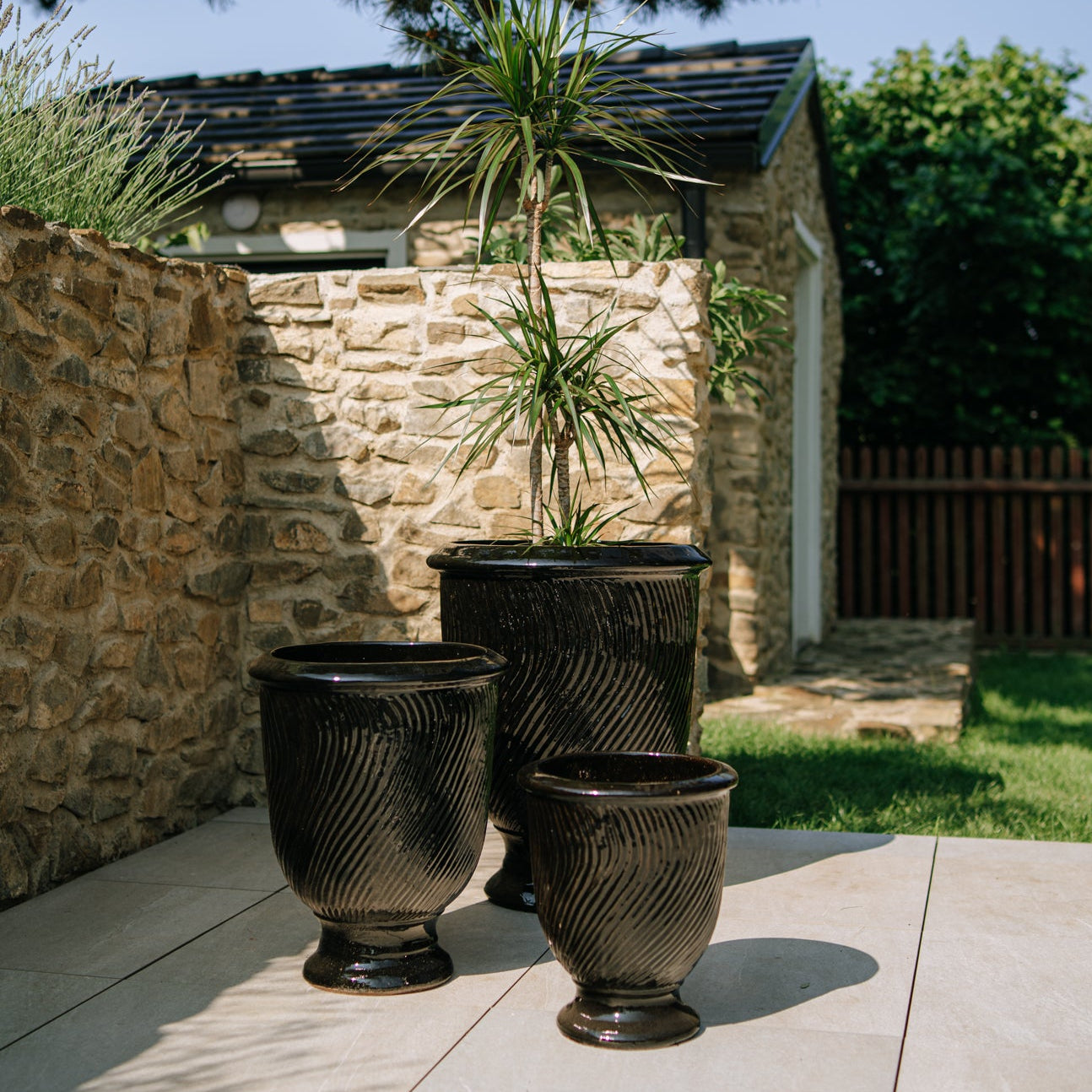 Provencelia Pflanzkübel MORGANE Schwarz – glasierte Terrakotta, Anduze-Stil