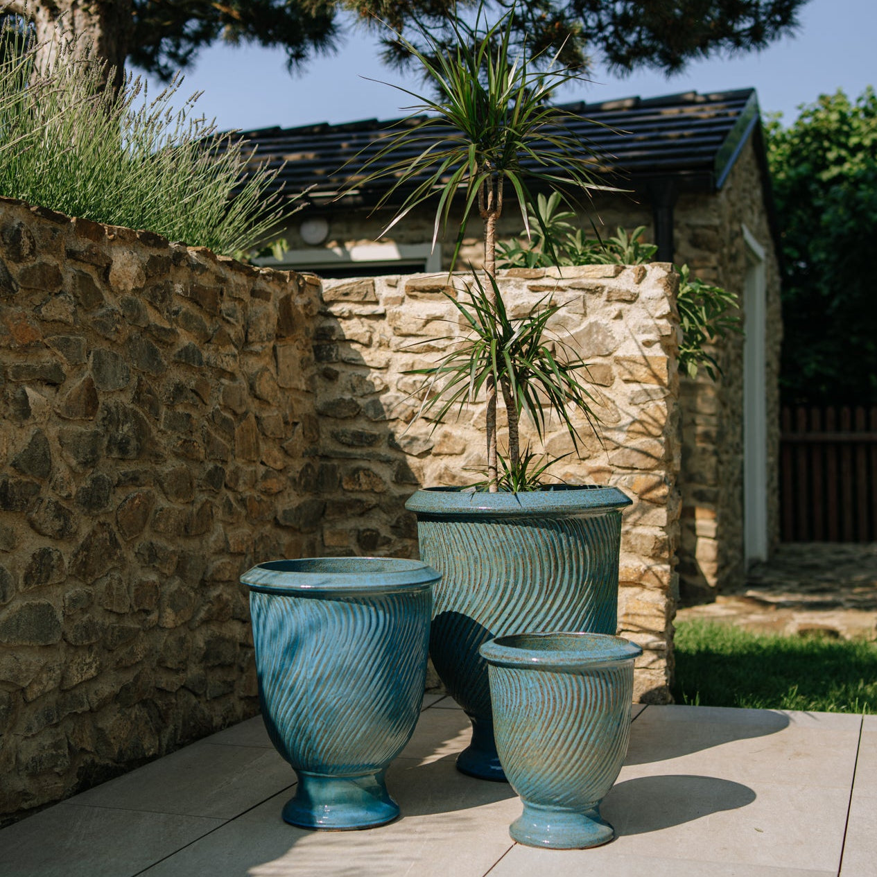 Provencelia Pflanzkübel MORGANE Ocelově modrý – glasierte Terrakotta, Anduze-Stil