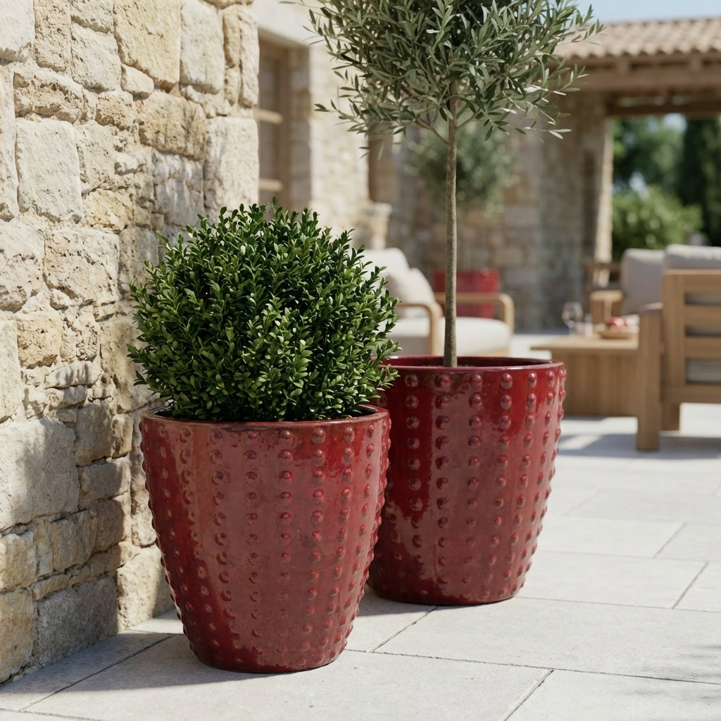 Ručně vyráběný keramický květináč Attila Císařsky červený z terakoty s levandulí na kamenné dlažbě slunné terasy.