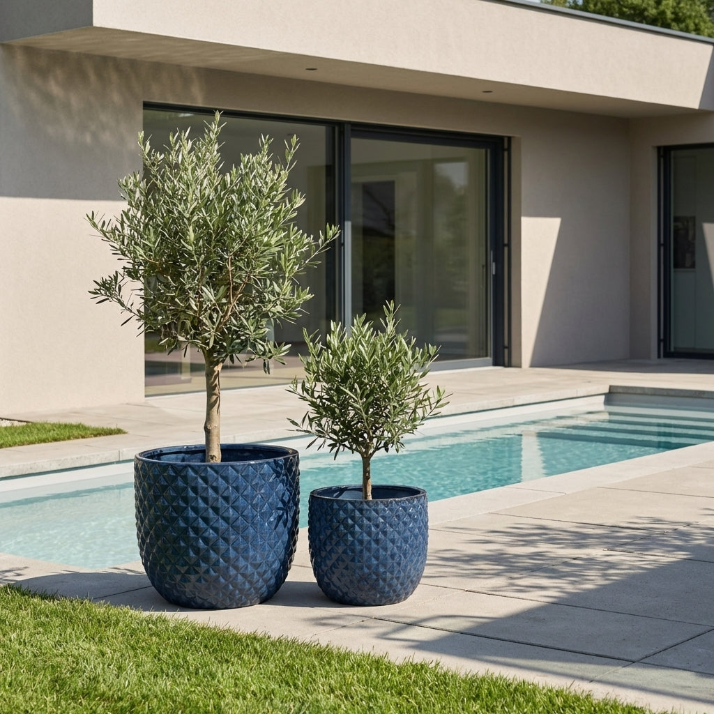 Detail textury glazury pro keramický květináč Mars Anticky modrý – ručně vyráběný glazovaný květináč z terakoty ve velikosti XL na moderní rodinné terase s bazénem.