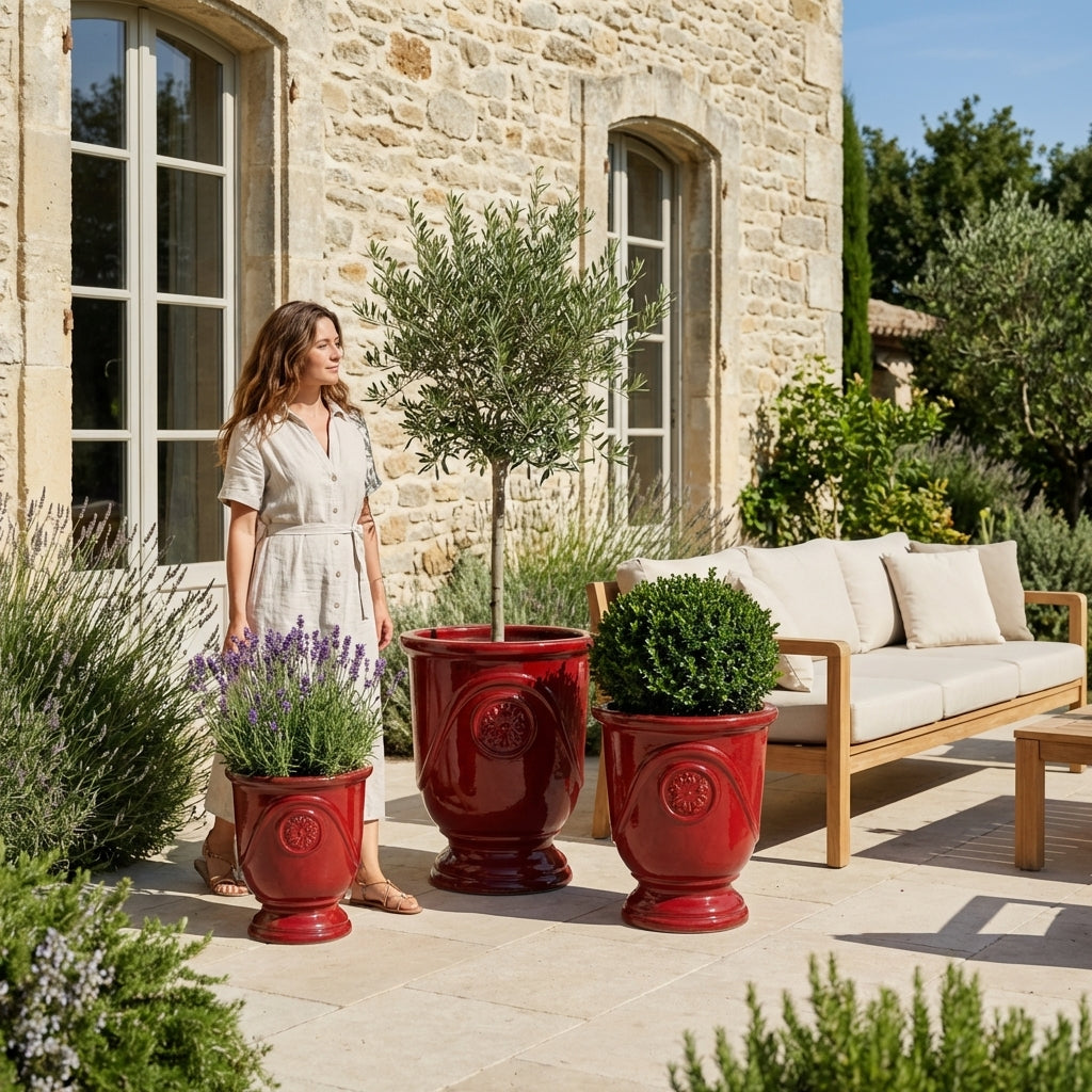 Keramický květináč Moliere Císařsky červený – ručně vyráběný glazovaný květináč z terakoty s ozdobným reliéfem a olivovníkem na slunné terase vily.