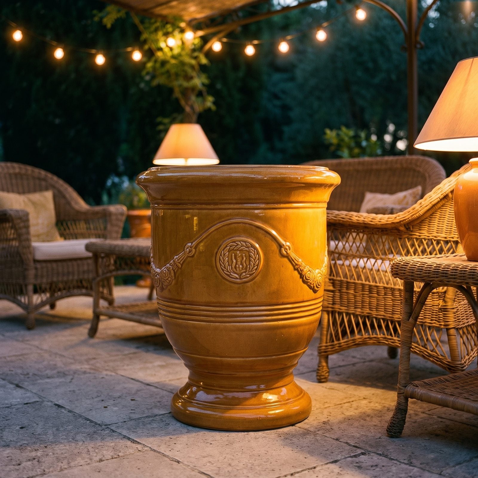 Abendliche Terrasse mit Lampen und Pflanzkübeln RICHELIEU Honig mit Blick auf die Bucht