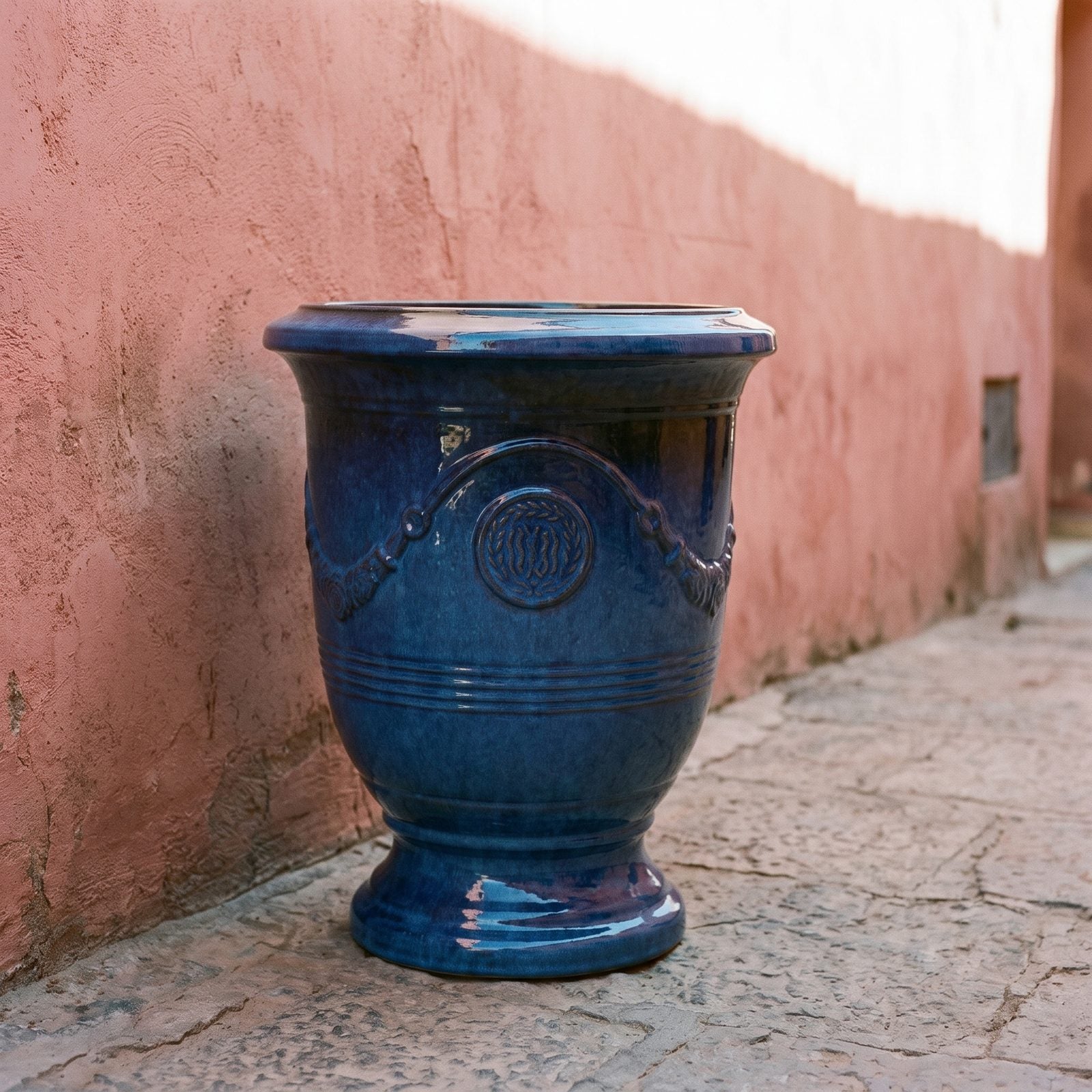 RICHELIEU Azurblau an einer rosafarbenen Mauer in Marrakesch