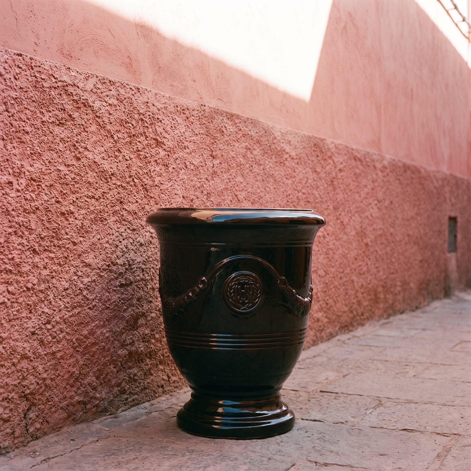 RICHELIEU Schwarz an einer rosafarbenen Mauer in Marrakesch