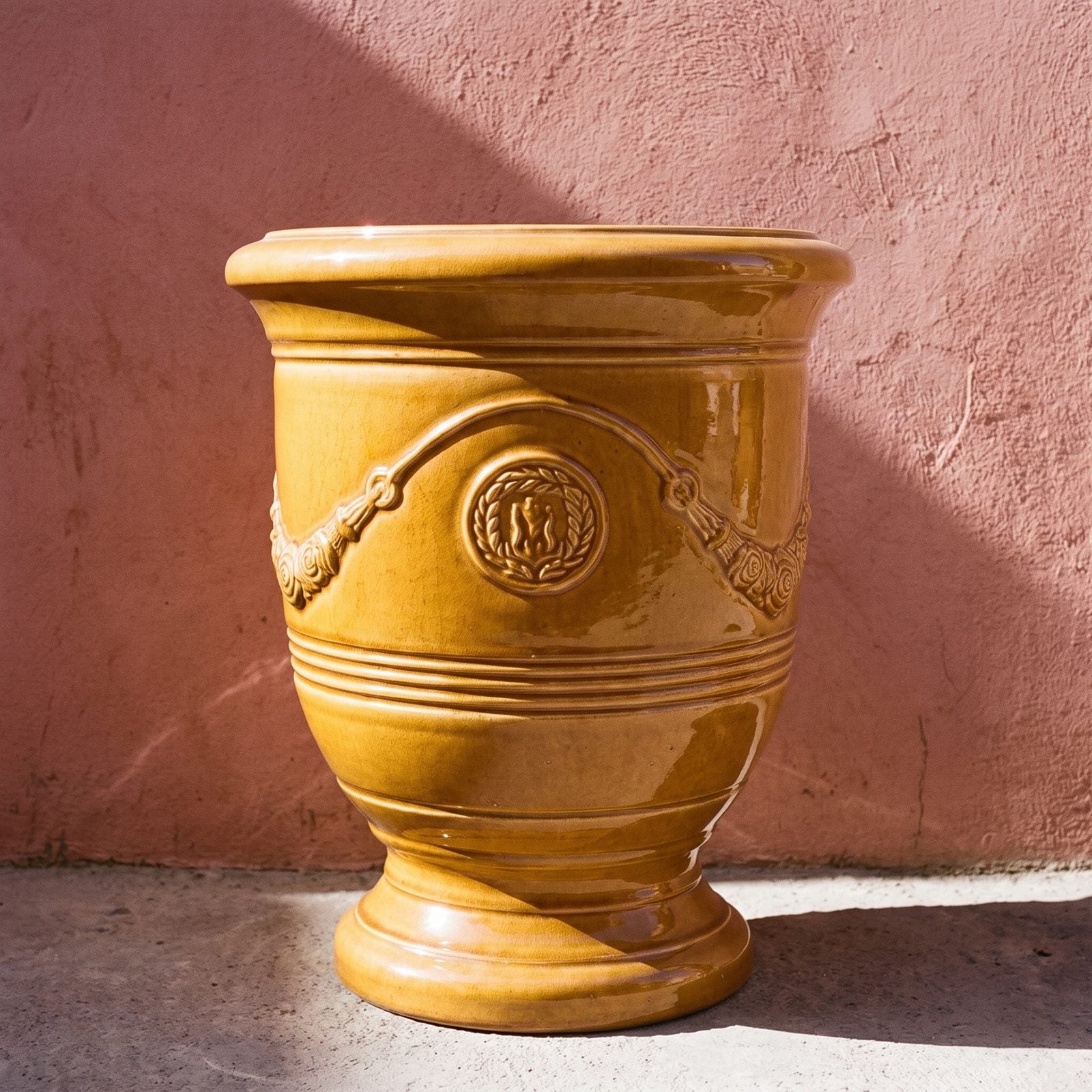 RICHELIEU Honig an einer rosafarbenen Mauer in Marrakesch