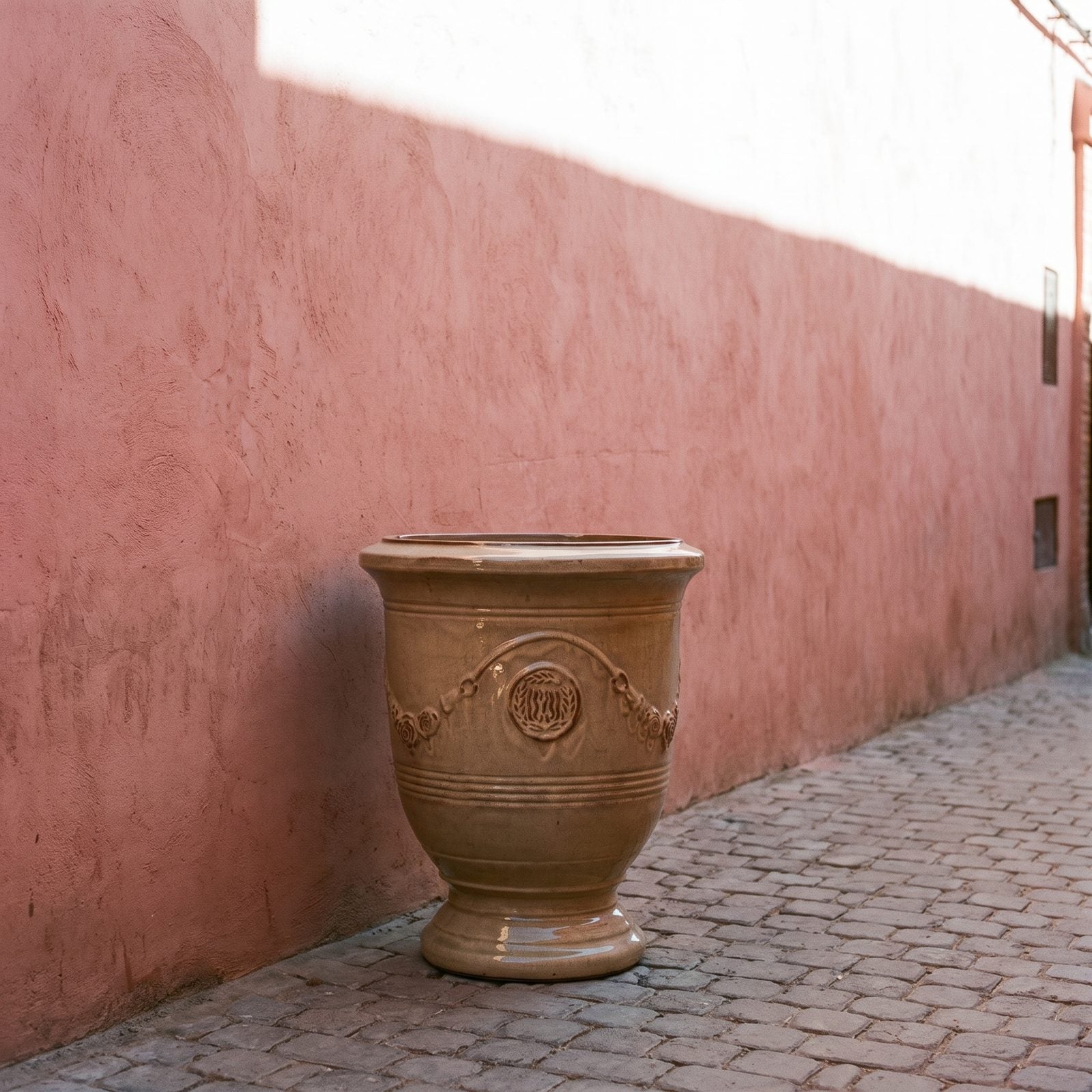 RICHELIEU Sandbronze an einer rosafarbenen Mauer in Marrakesch