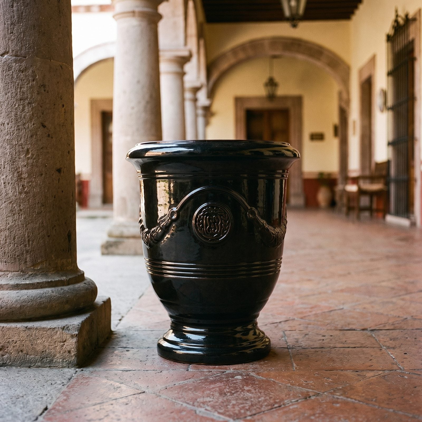 RICHELIEU Schwarz in der Arkade einer mexikanischen Hacienda