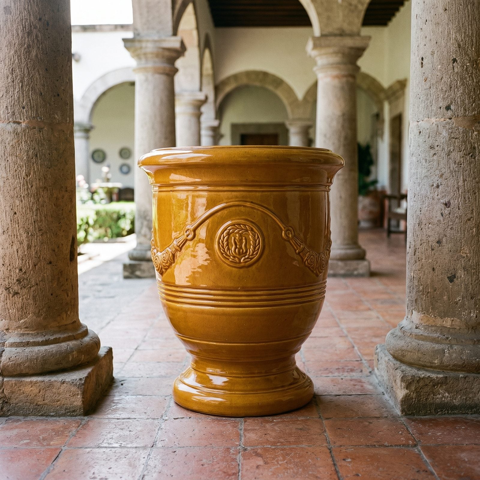 RICHELIEU Honig in der Arkade einer mexikanischen Hacienda