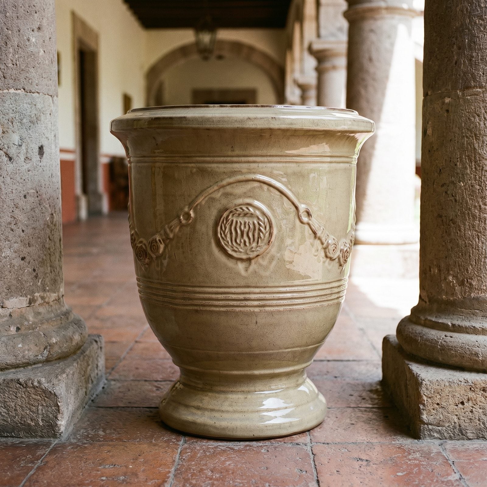 RICHELIEU Sandbronze in der Arkade einer mexikanischen Hacienda