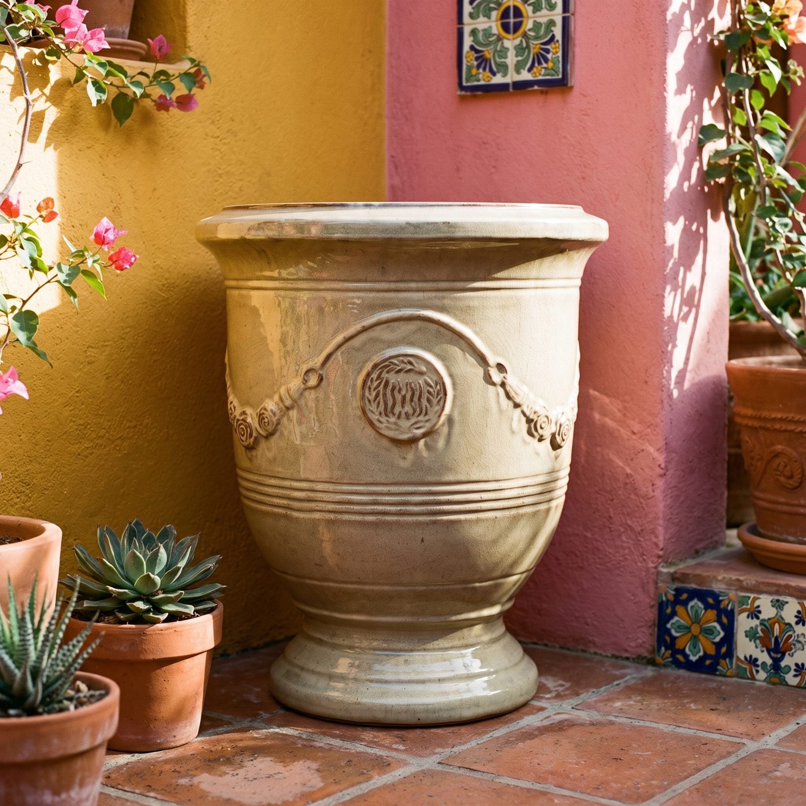 RICHELIEU Sandbronze in der farbigen Ecke eines mexikanischen Patios