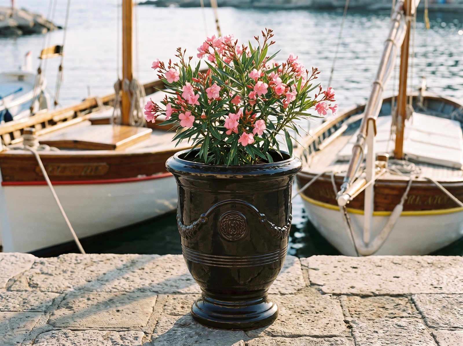 Keramik-Pflanzkübel RICHELIEU Schwarz mit rosa Oleander auf der Hafenmole an der Riviera