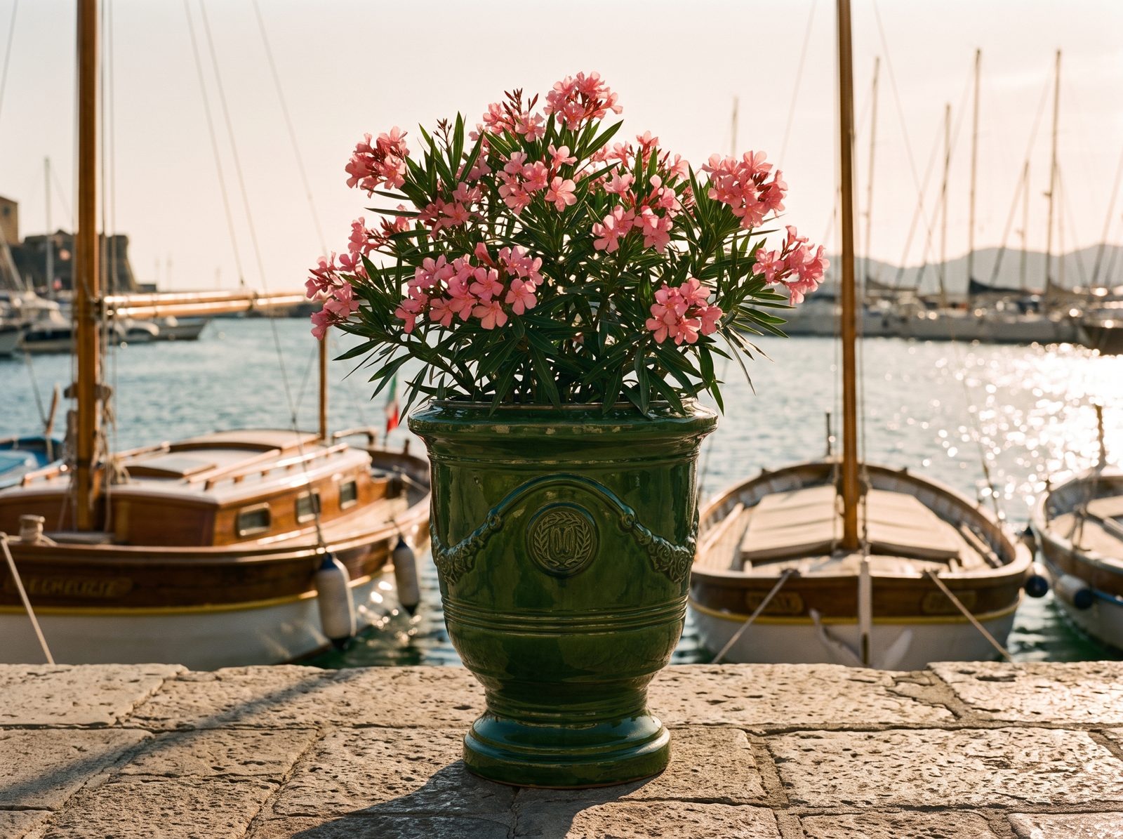Keramik-Pflanzkübel RICHELIEU Tropengrün mit rosa Oleander auf der Hafenmole an der Riviera