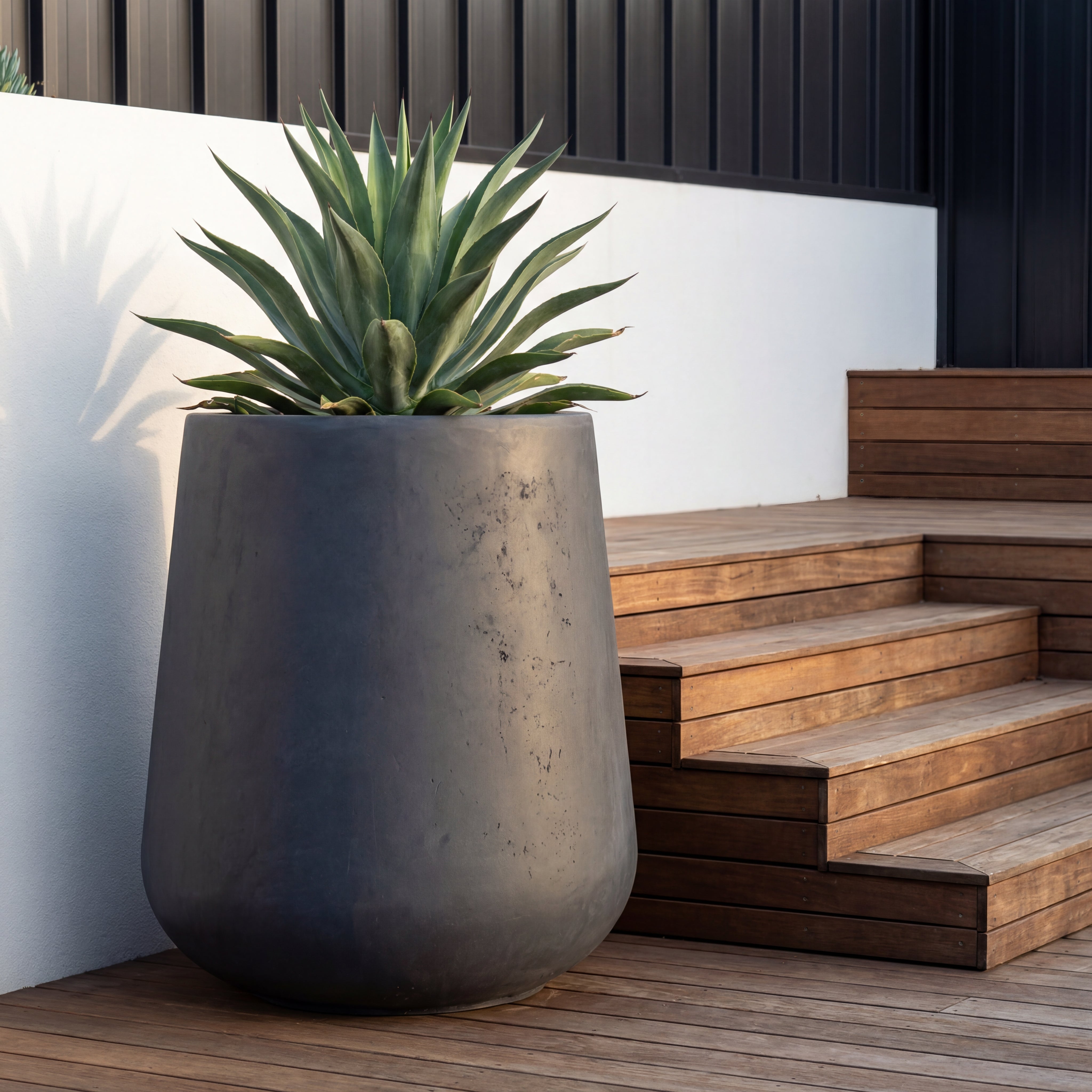 Stylový betonový květináč SILEX v interiéru