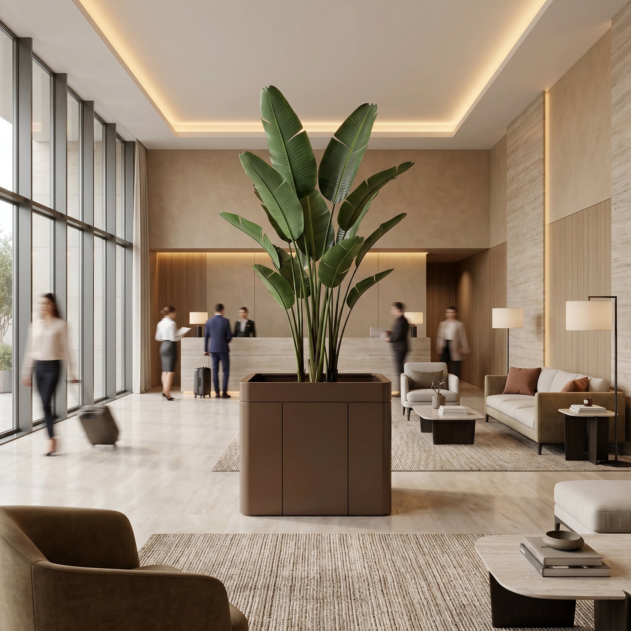 Velký pozinkovaný ocelový květináč INFINITY X (šedohnědá, XXXL) s rostlinou Strelitzia nicolai jako dominanta moderního luxusního hotelového lobby.
