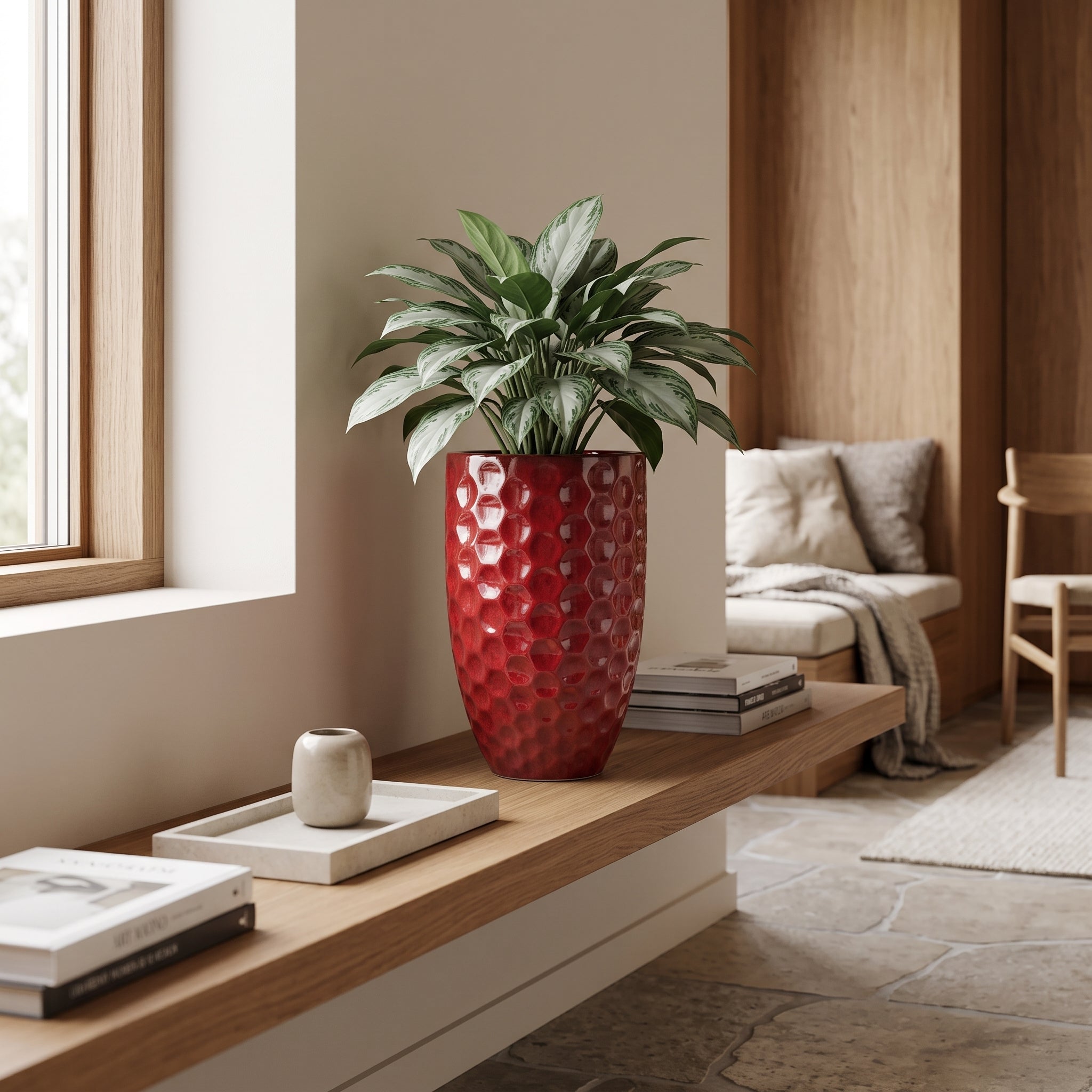 Keramický květináč MEROVEE - Tropická červená - M (23 cm x 35 cm) s rostlinou Aglaonema na luxusní dřevěné polici ve světlém skandinávském interiéru.