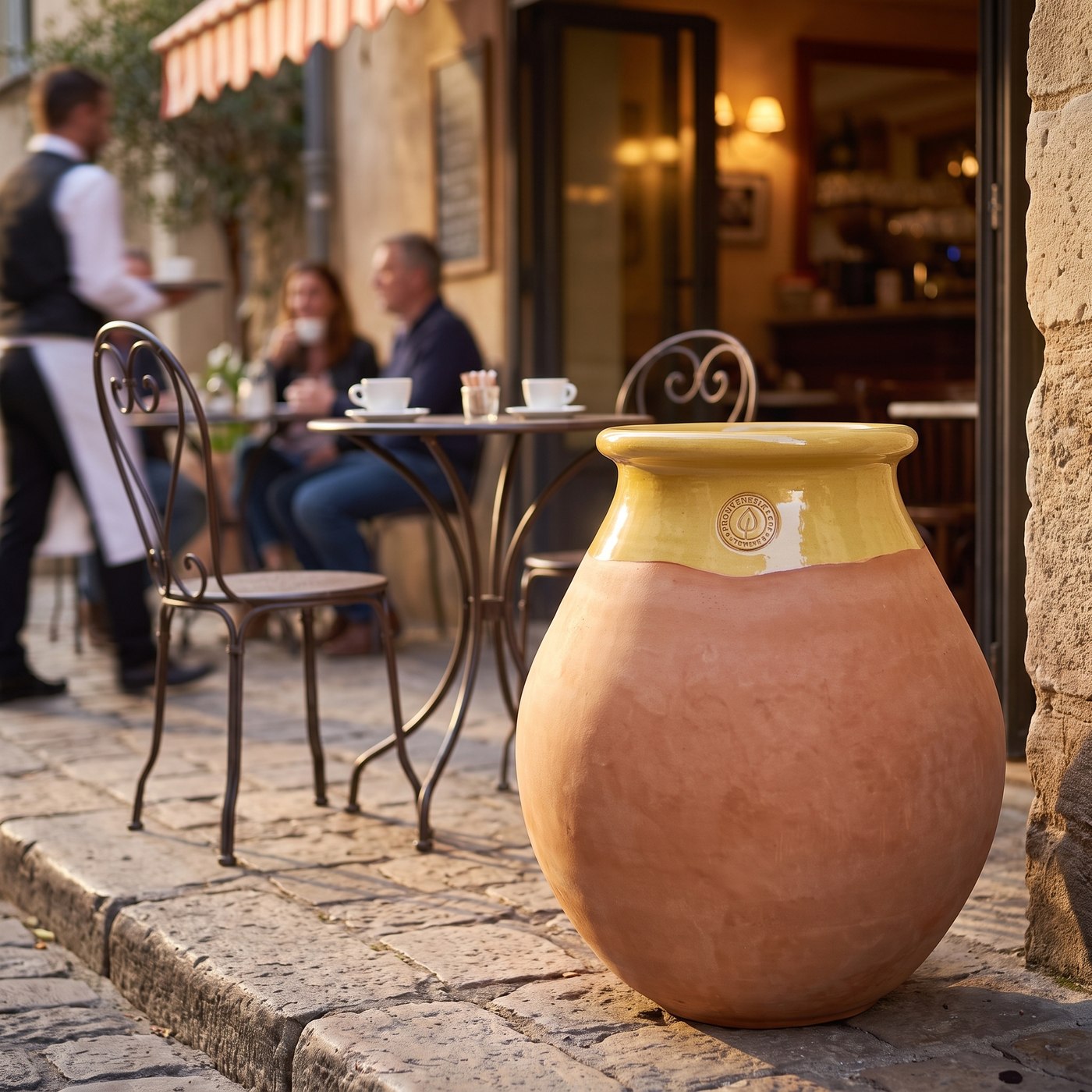 Honigglasierter Kragen des Biots vor einem Café