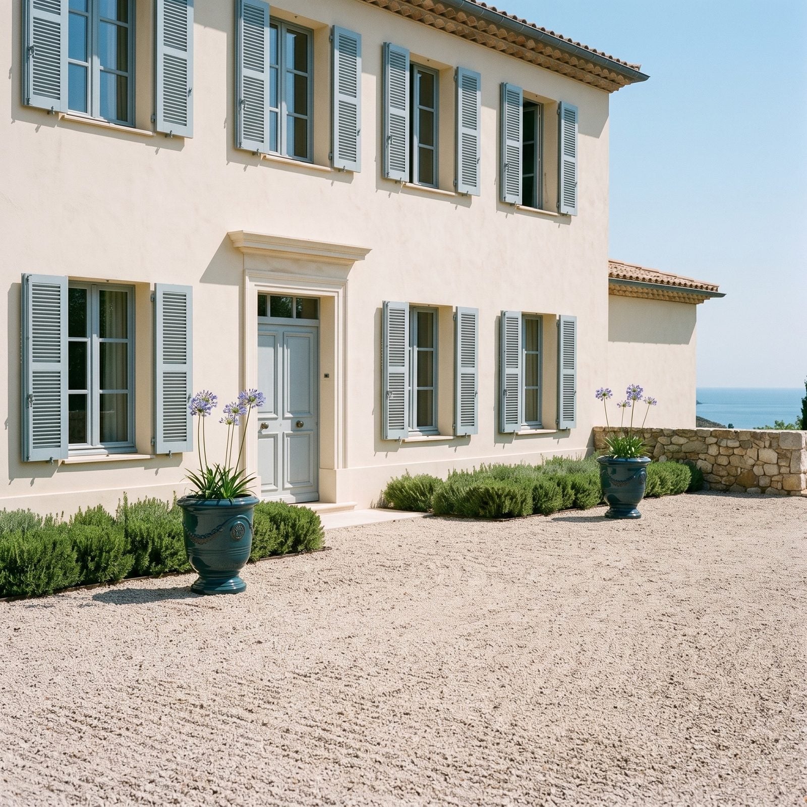 Zwei RICHELIEU Tropische Lagune mit Schmucklilien vor einer Villa mit Kieshof