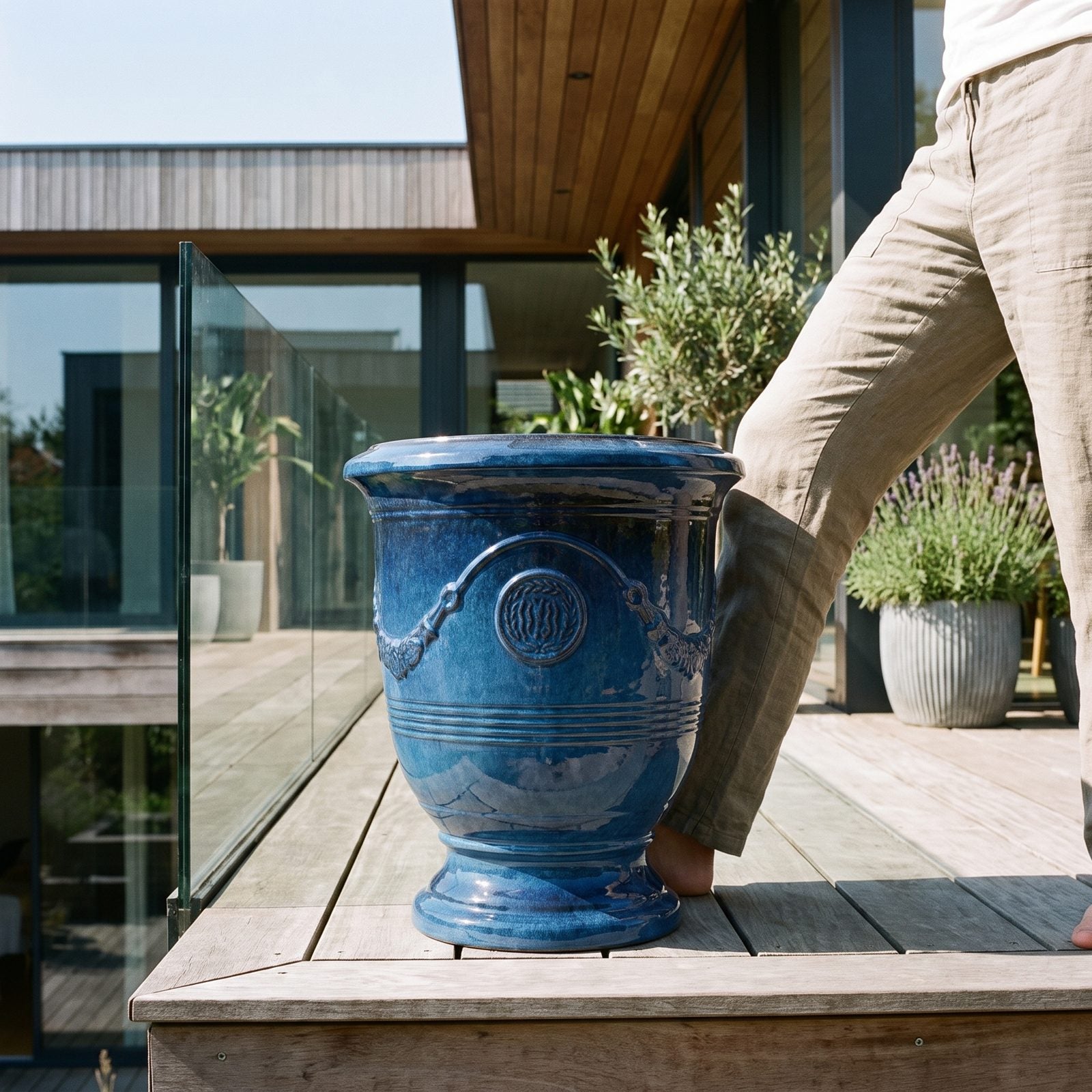 RICHELIEU Azurblau auf der Terrasse eines modernen Einfamilienhauses