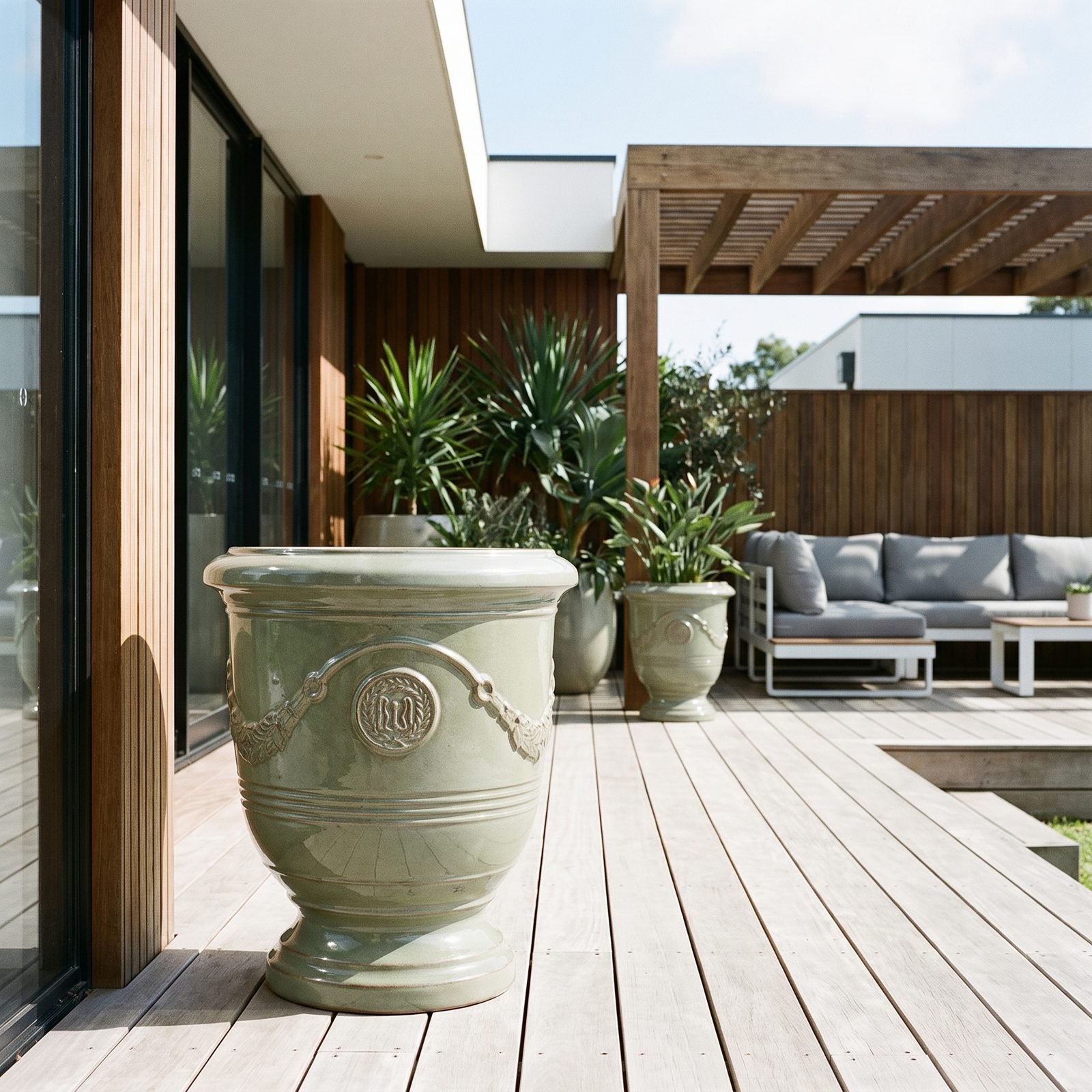 RICHELIEU Jade-Perle auf der Terrasse eines modernen Einfamilienhauses