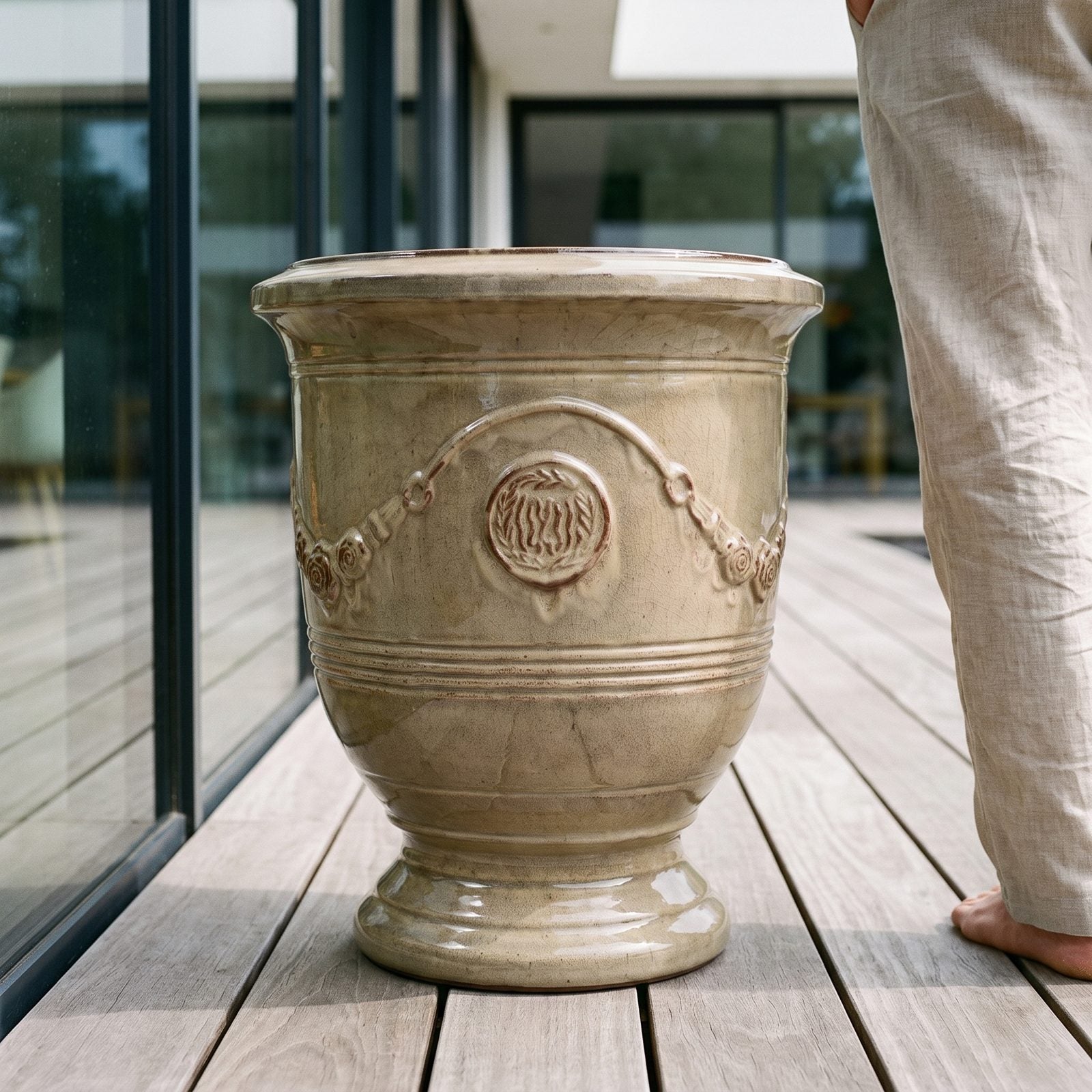 RICHELIEU Sandbronze auf der Terrasse eines modernen Einfamilienhauses