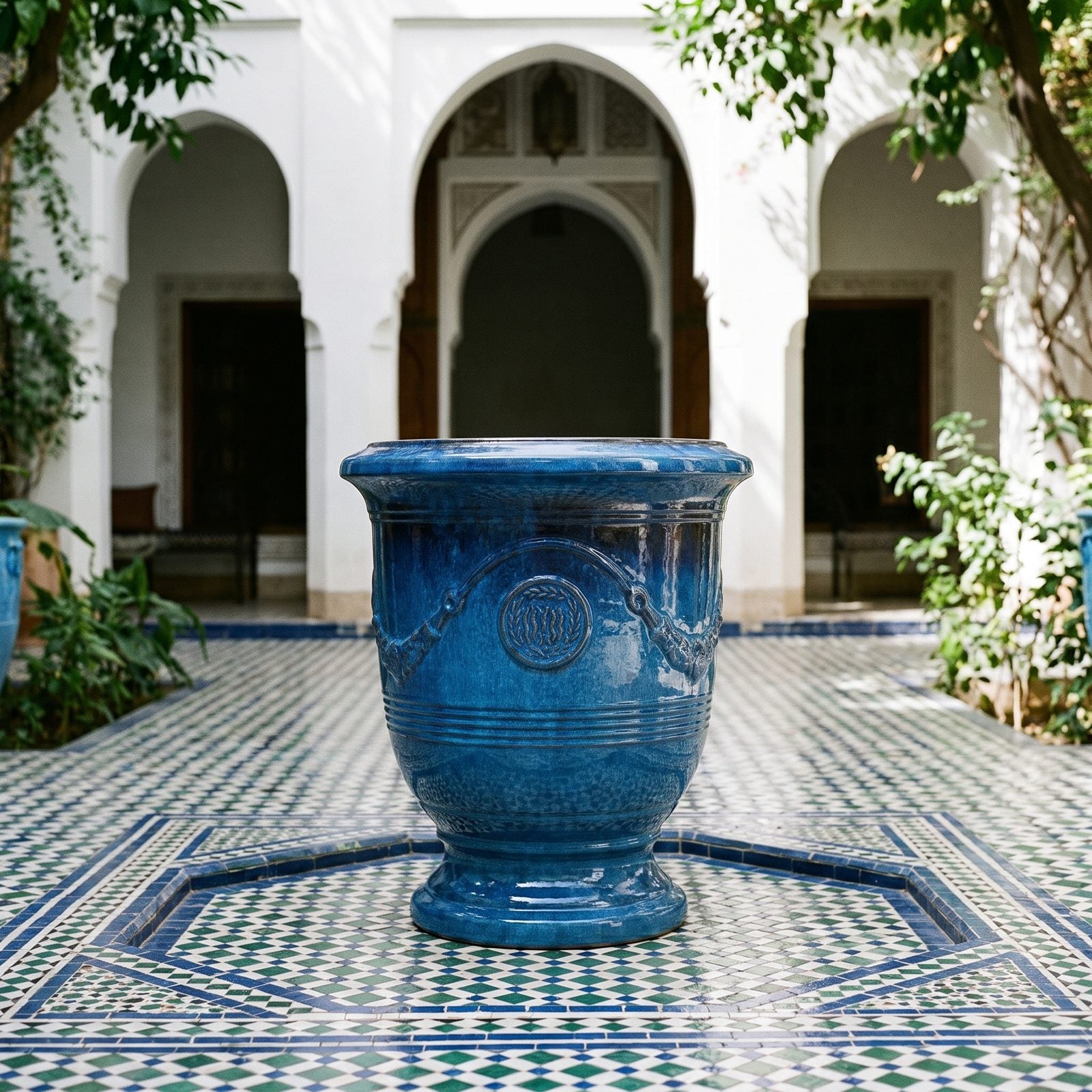 RICHELIEU Azurblau im Innenhof eines Riads in Marrakesch