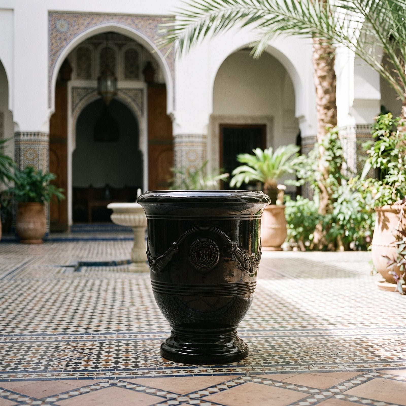 RICHELIEU Schwarz im Innenhof eines Riads in Marrakesch