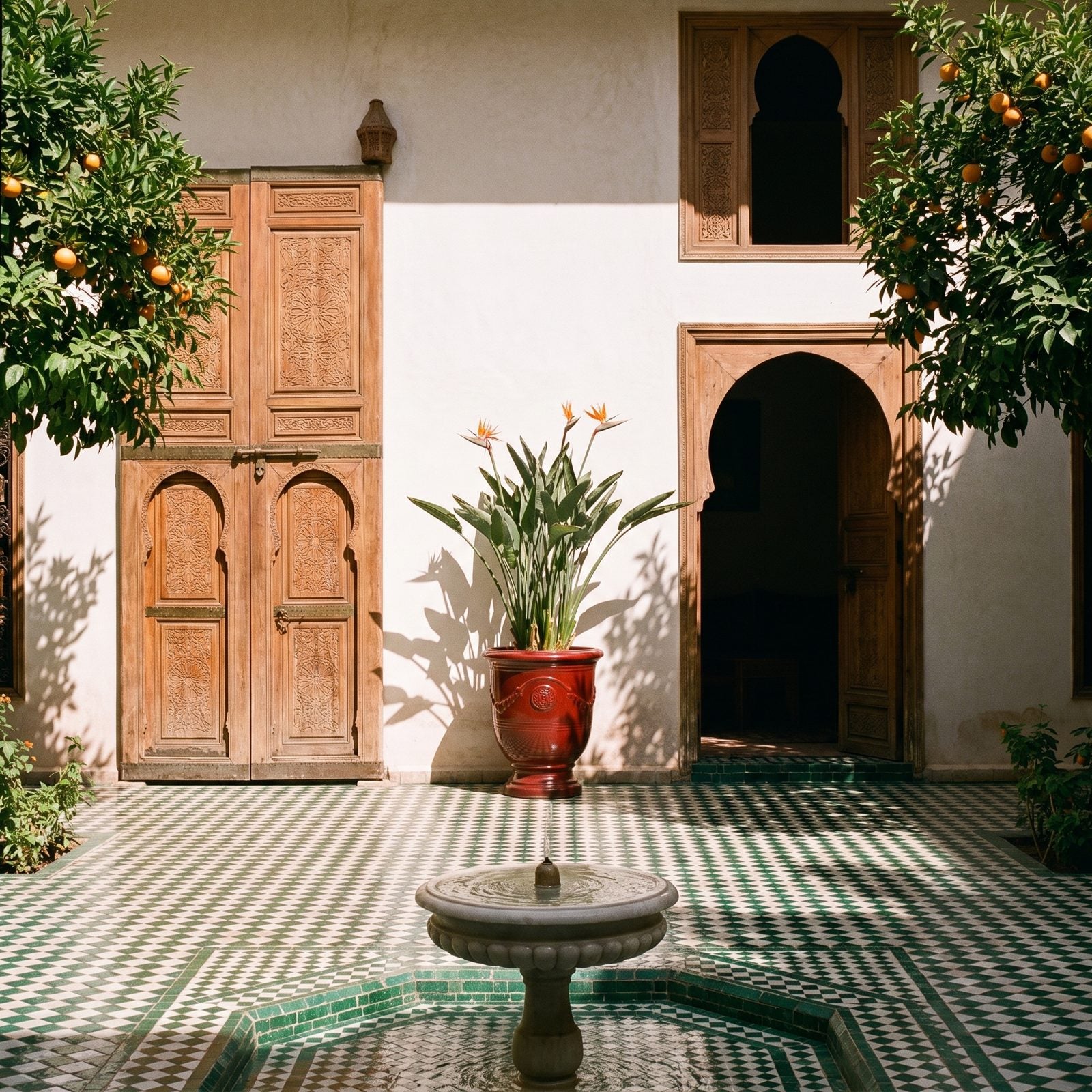 RICHELIEU Ziegelrot im Innenhof eines Riads in Marrakesch