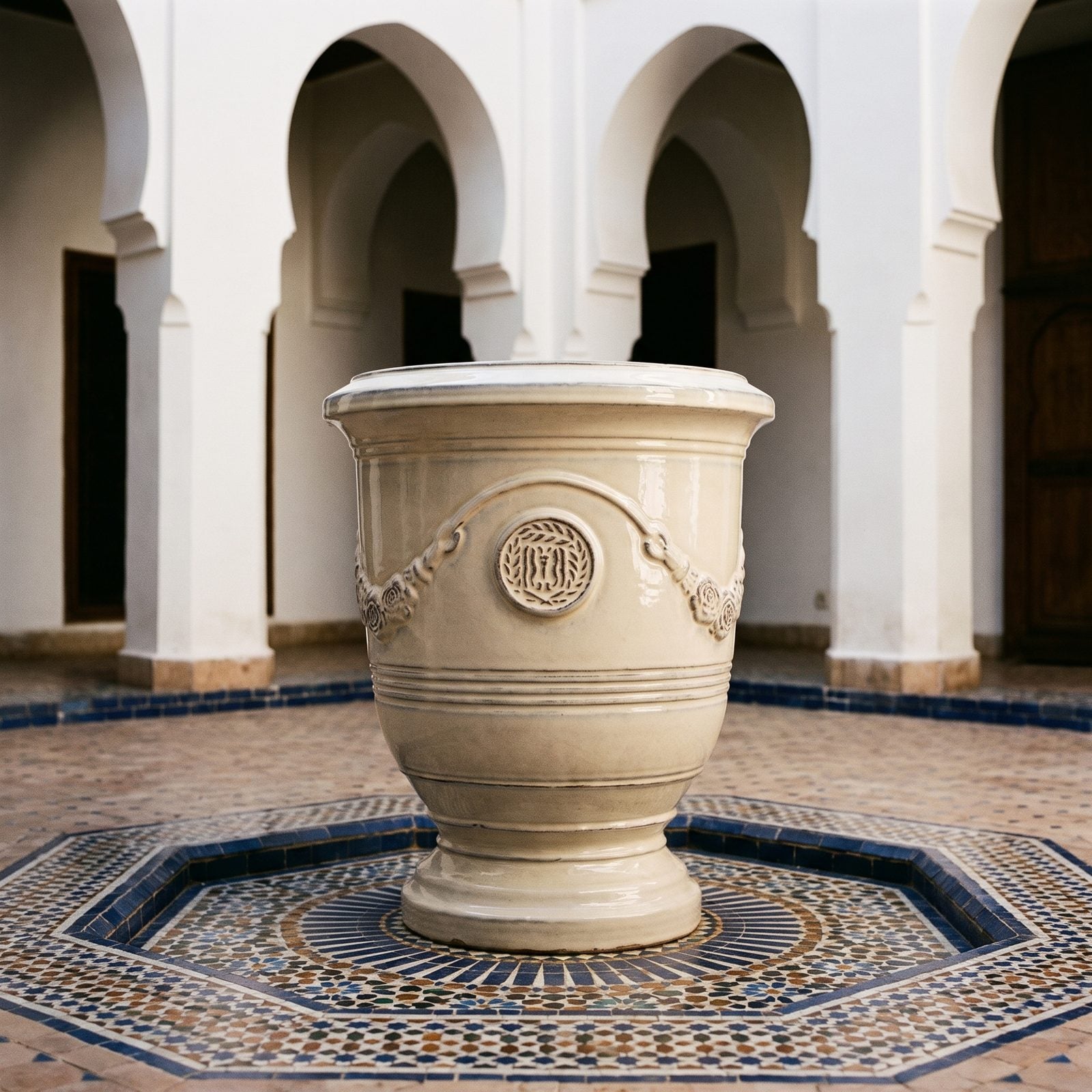 RICHELIEU Creme im Innenhof eines Riads in Marrakesch