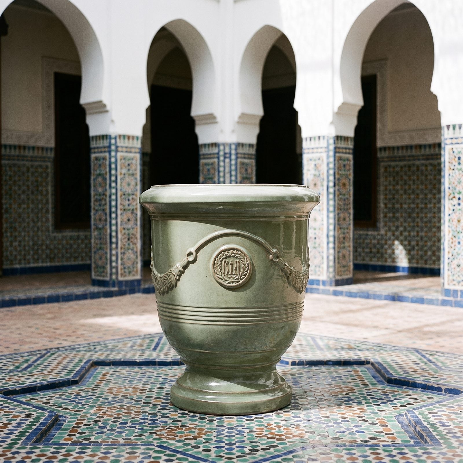 RICHELIEU Jade-Perle im Innenhof eines Riads in Marrakesch