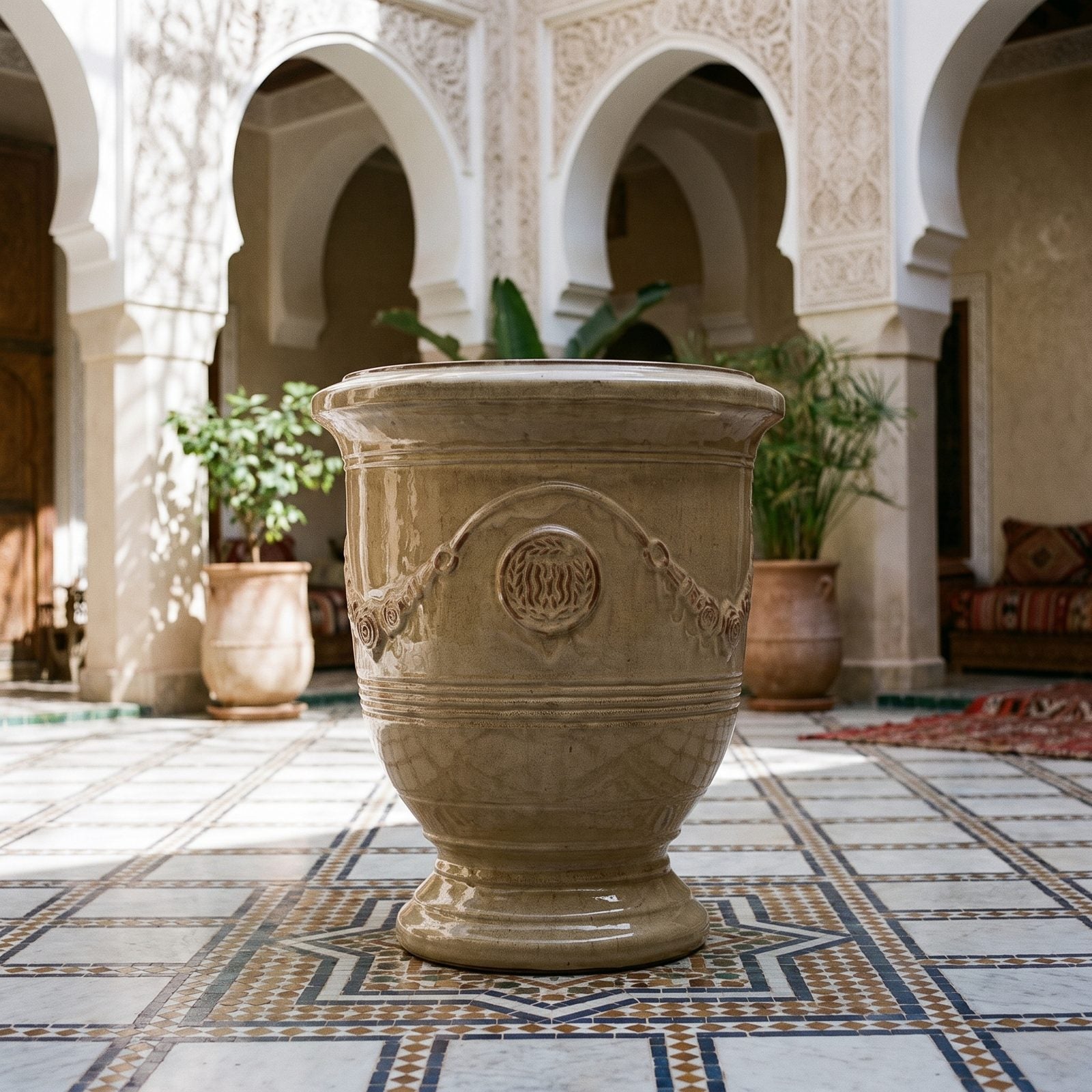 RICHELIEU Sandbronze im Innenhof eines Riads in Marrakesch