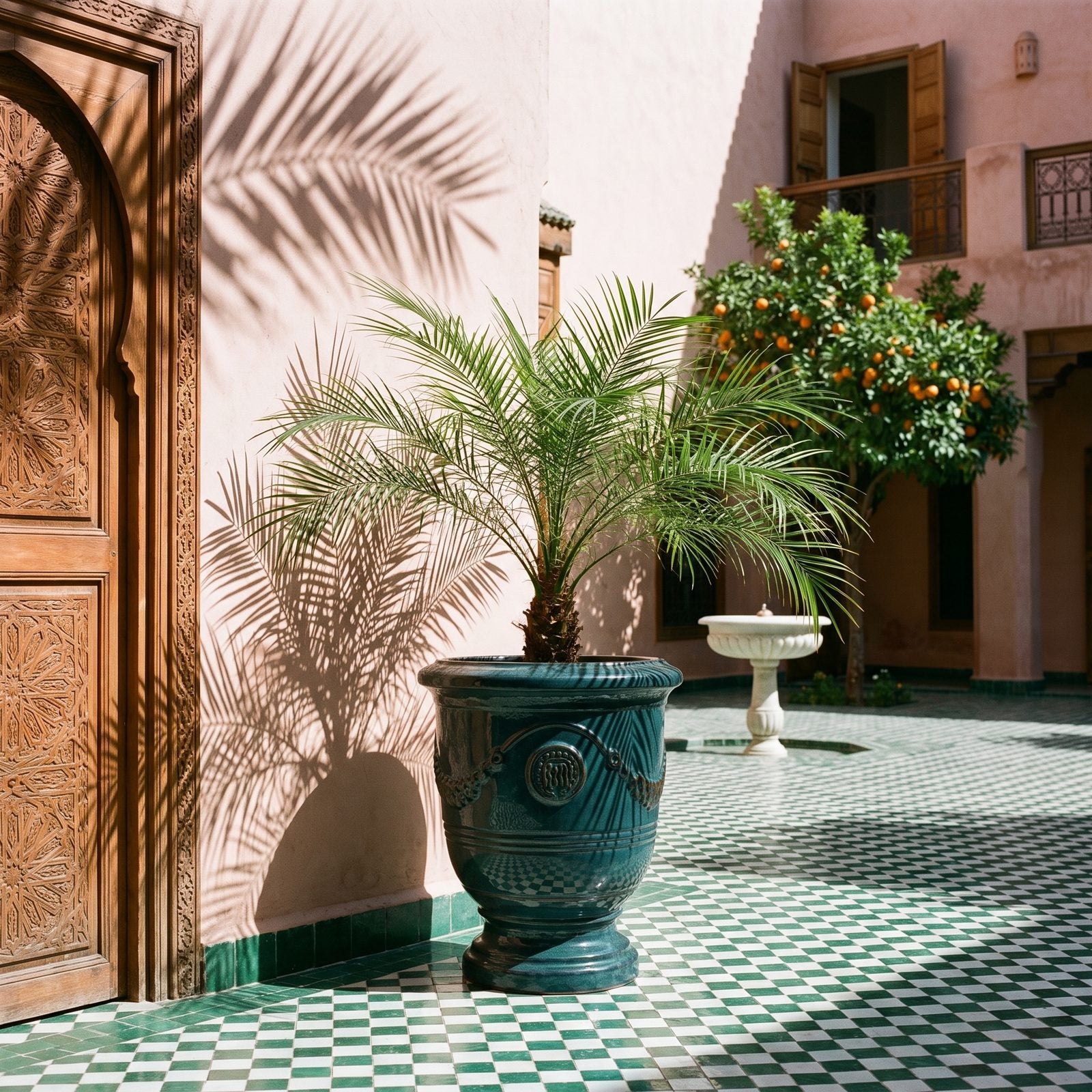 RICHELIEU Tropische Lagune im Innenhof eines Riads in Marrakesch
