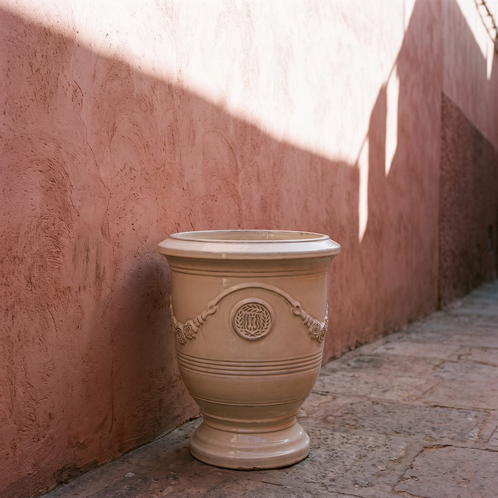 RICHELIEU Creme an einer rosafarbenen Mauer in Marrakesch