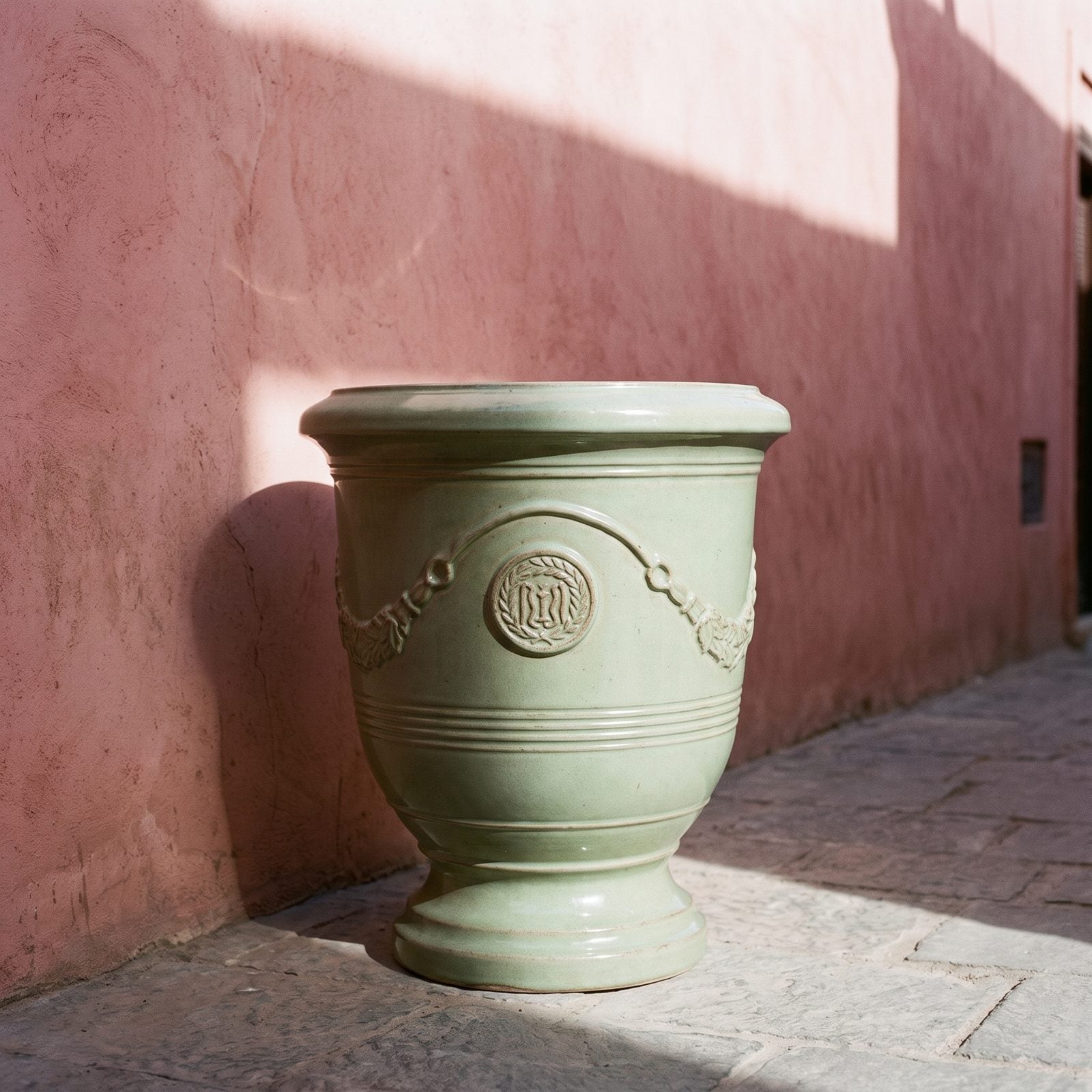 RICHELIEU Jade-Perle an einer rosafarbenen Mauer in Marrakesch