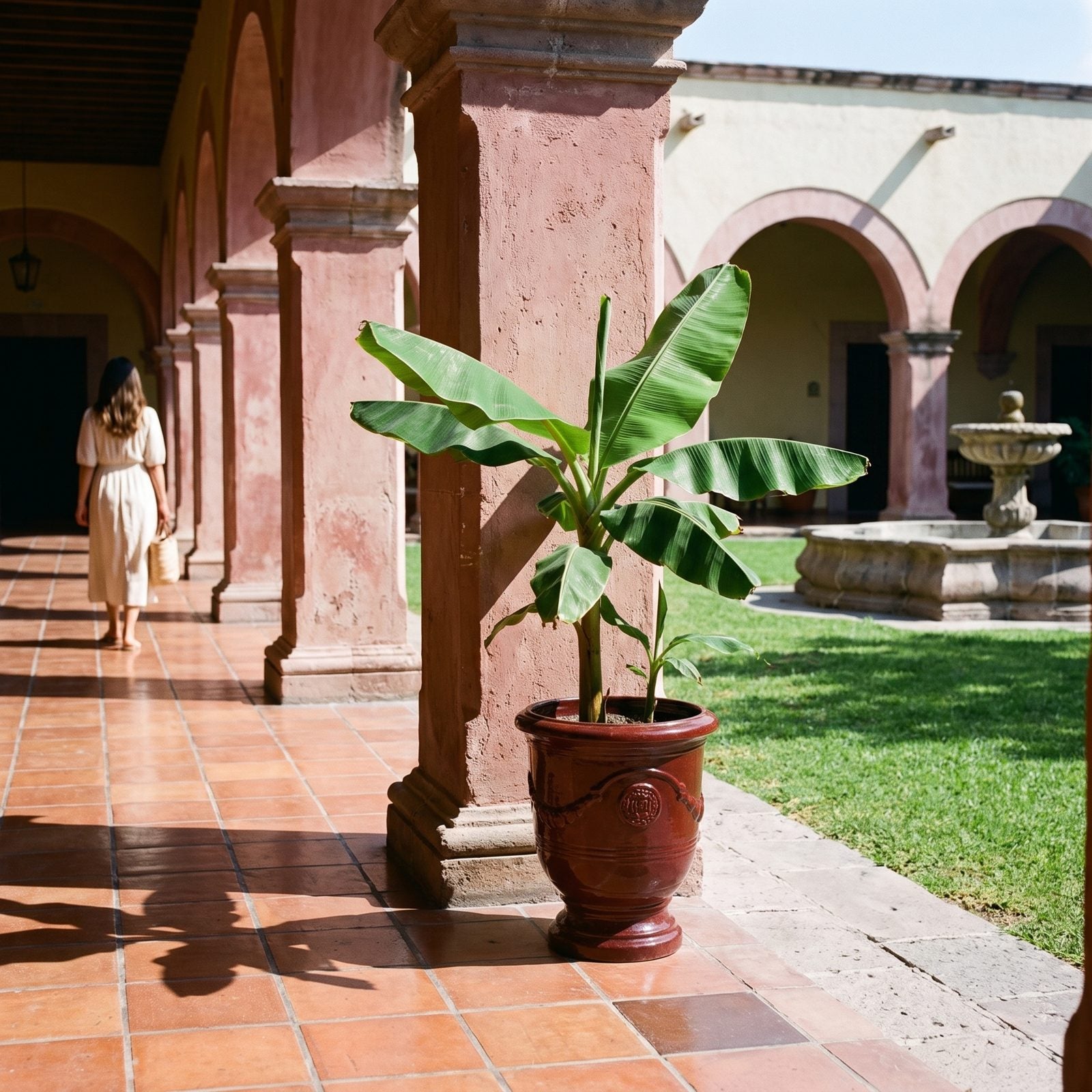 RICHELIEU Ziegelrot in der Arkade einer mexikanischen Hacienda