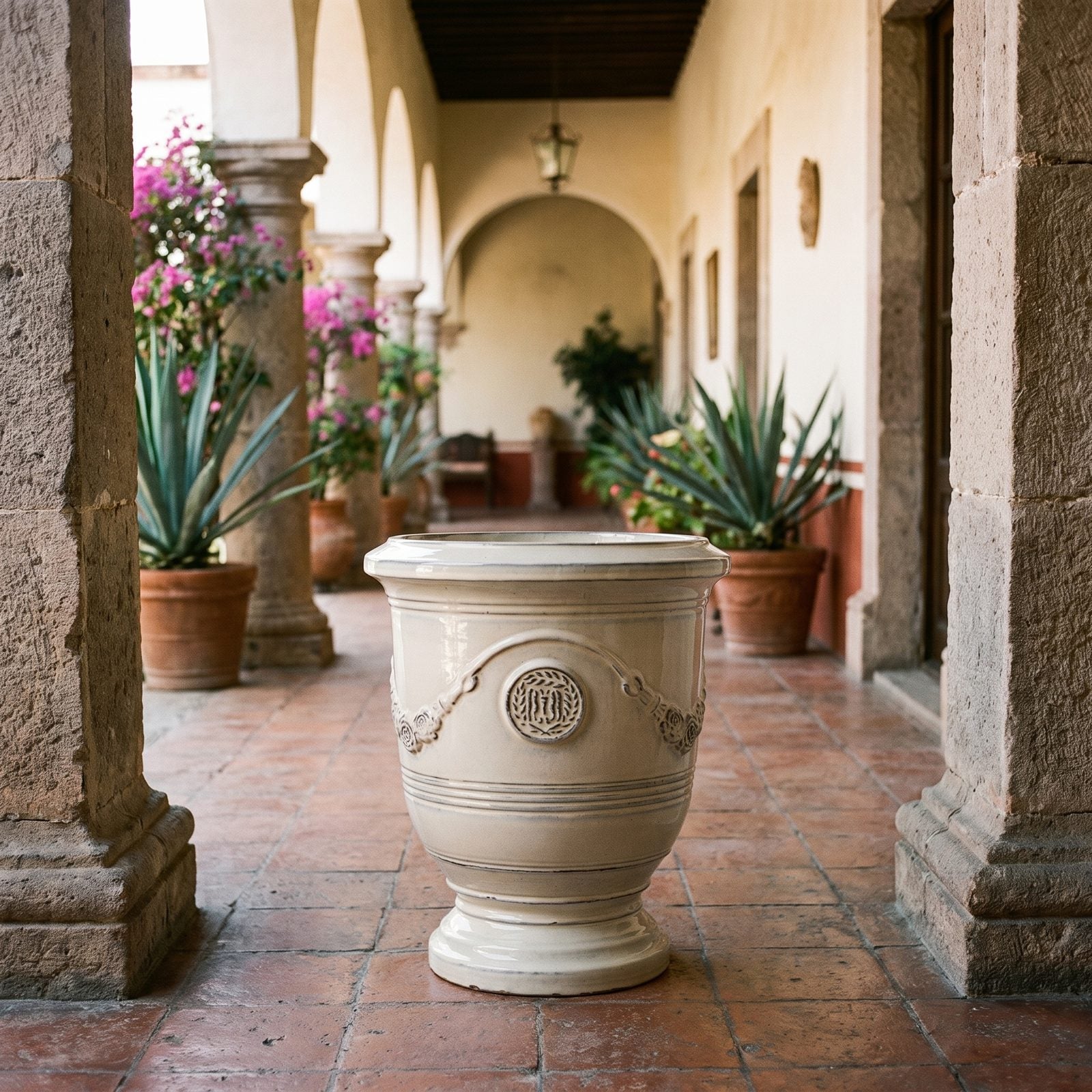 RICHELIEU Creme in der Arkade einer mexikanischen Hacienda