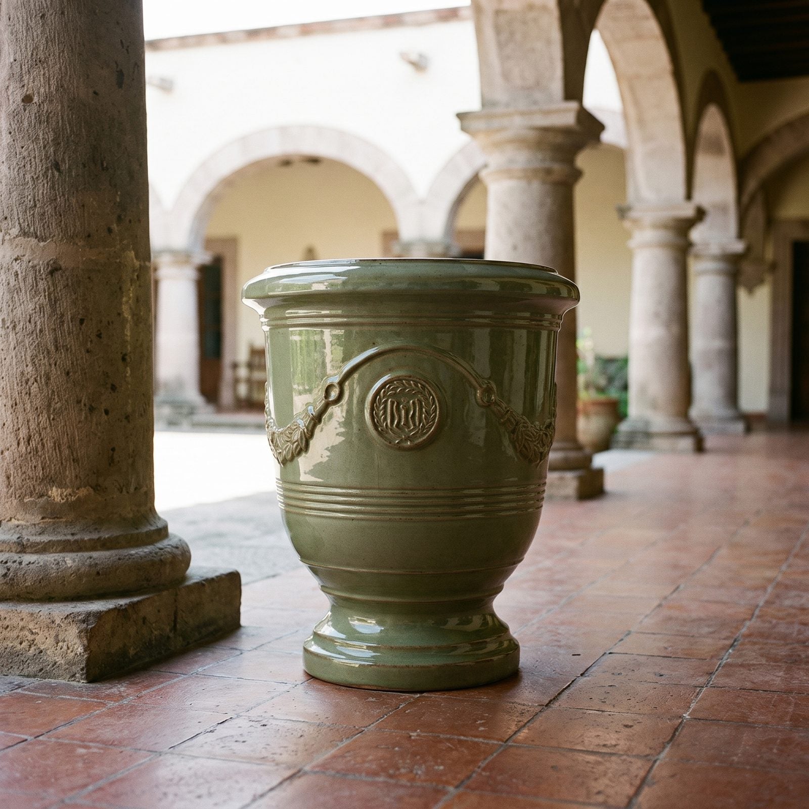 RICHELIEU Jade-Perle in der Arkade einer mexikanischen Hacienda