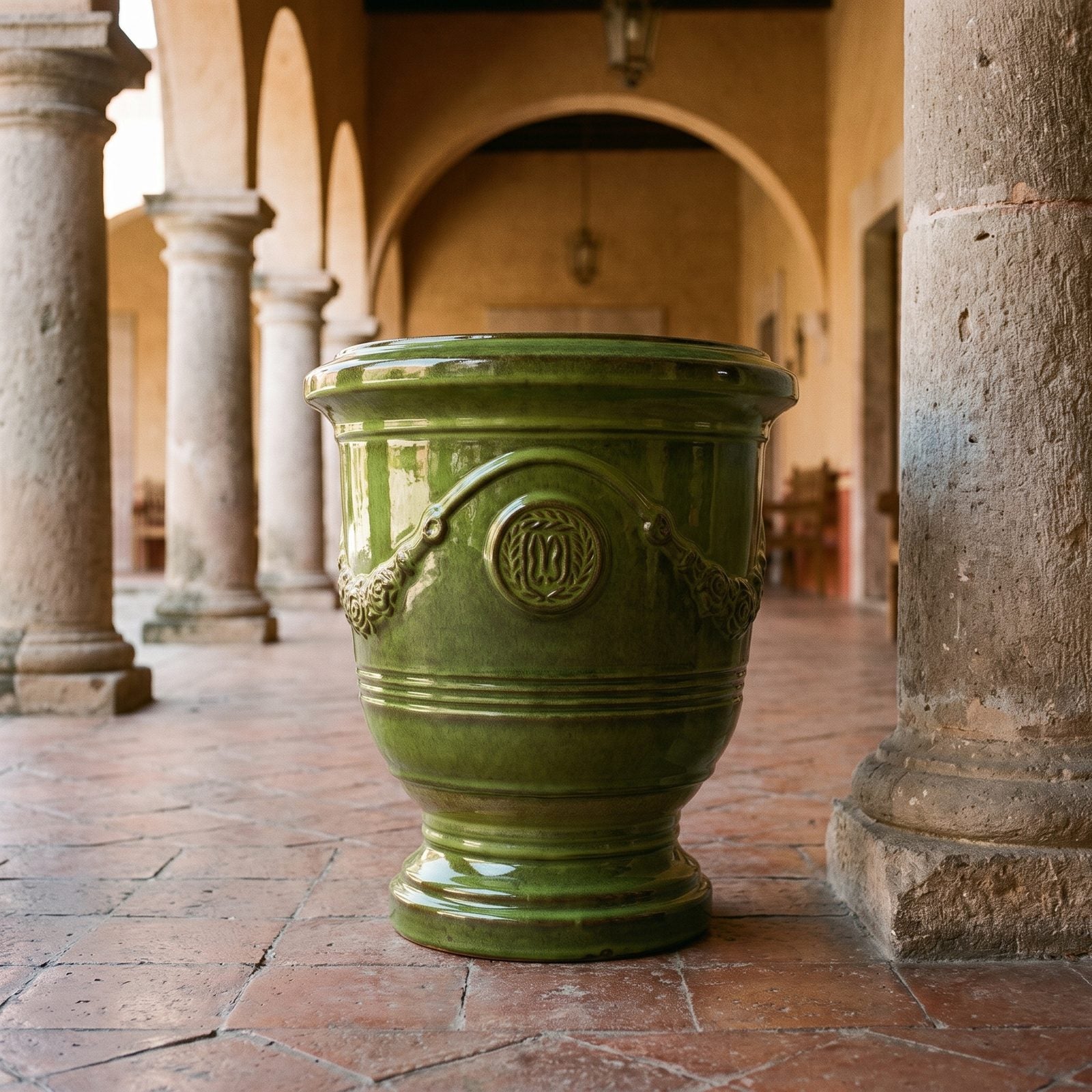 RICHELIEU Tropengrün in der Arkade einer mexikanischen Hacienda