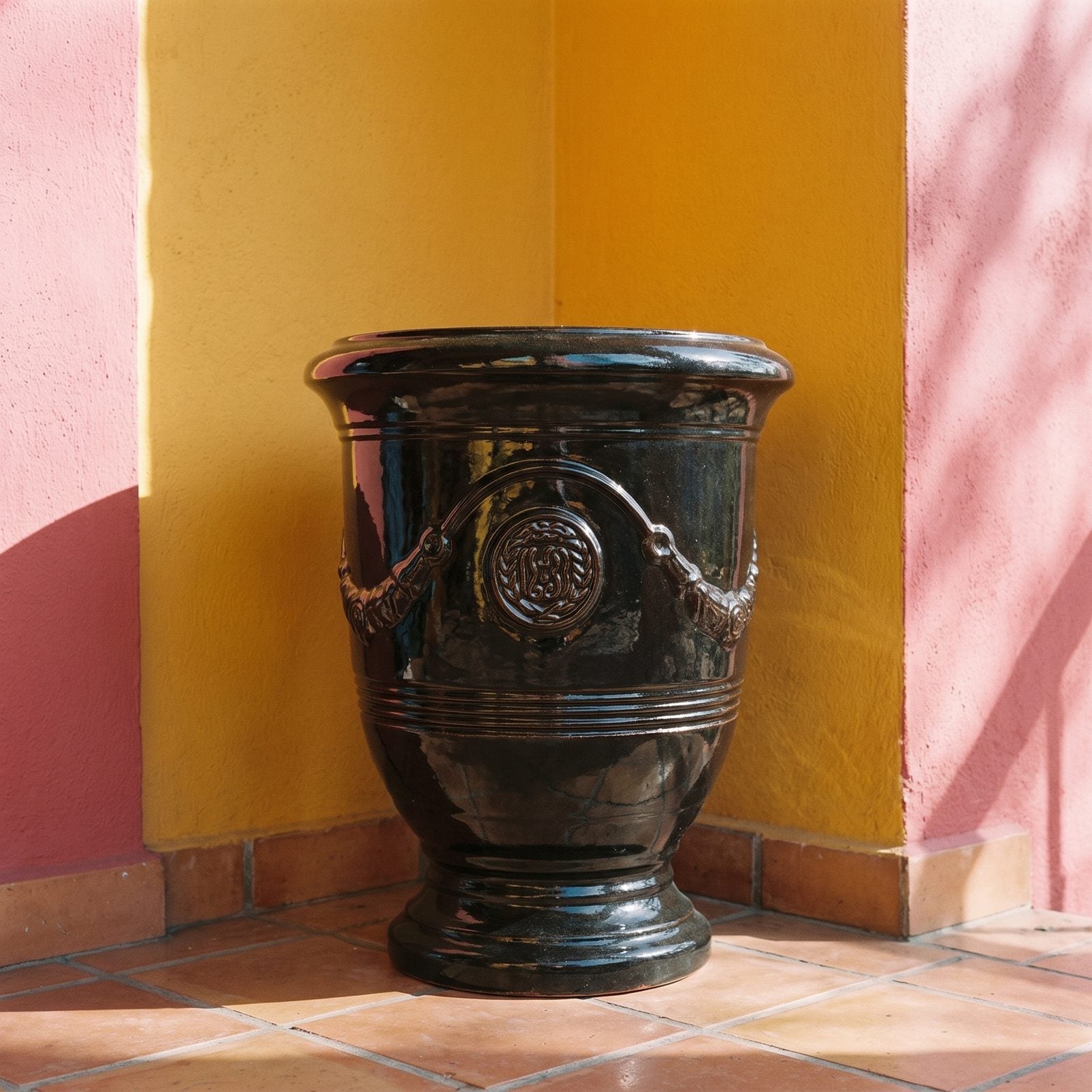 RICHELIEU Schwarz in der farbigen Ecke eines mexikanischen Patios