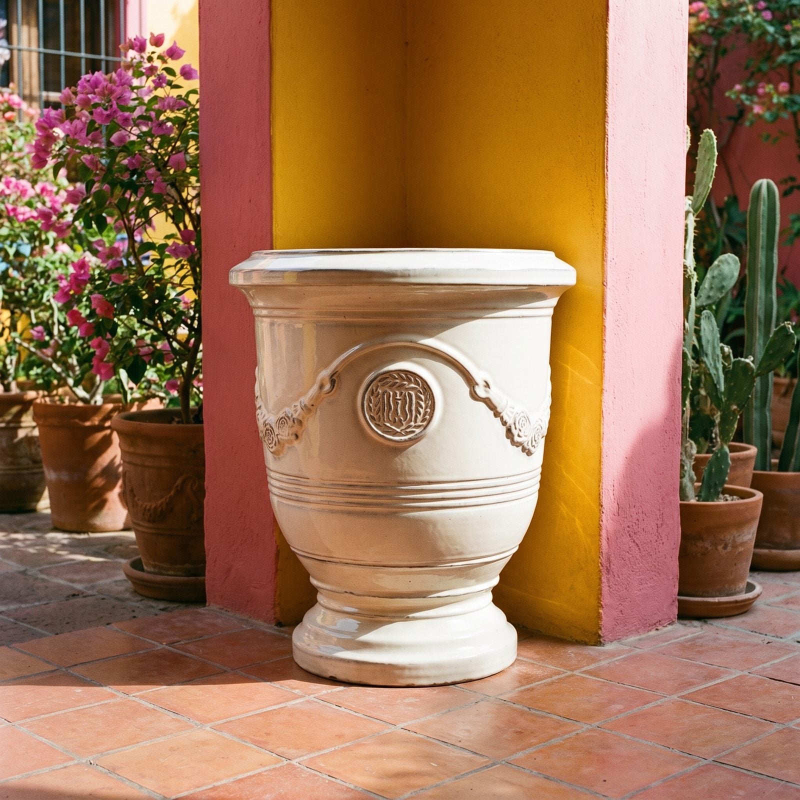 RICHELIEU Creme in der farbigen Ecke eines mexikanischen Patios