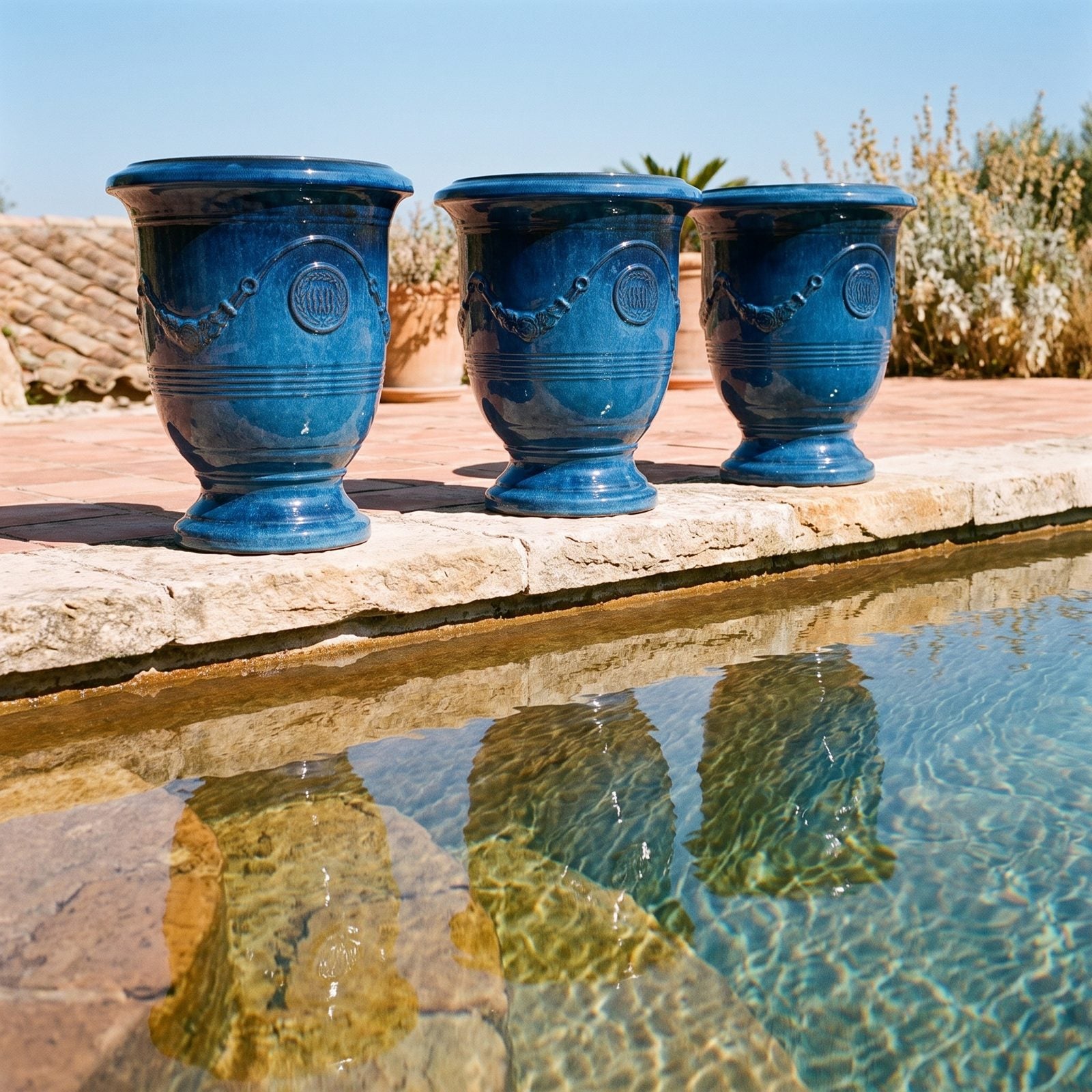 Reihe von RICHELIEU Azurblau entlang des Pools einer mediterranen Villa